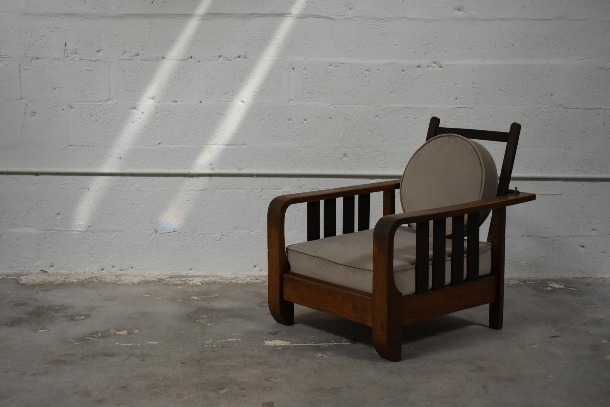 Ein auffälliger Art-Déco-Sessel, der kühne architektonische Linien und edle MATERIALIEN meisterhaft miteinander verbindet. Dieser um 1930 gefertigte Stuhl zeigt eine skulpturale Silhouette mit Lattenrost an Arm- und Rückenlehne, die seine grafische