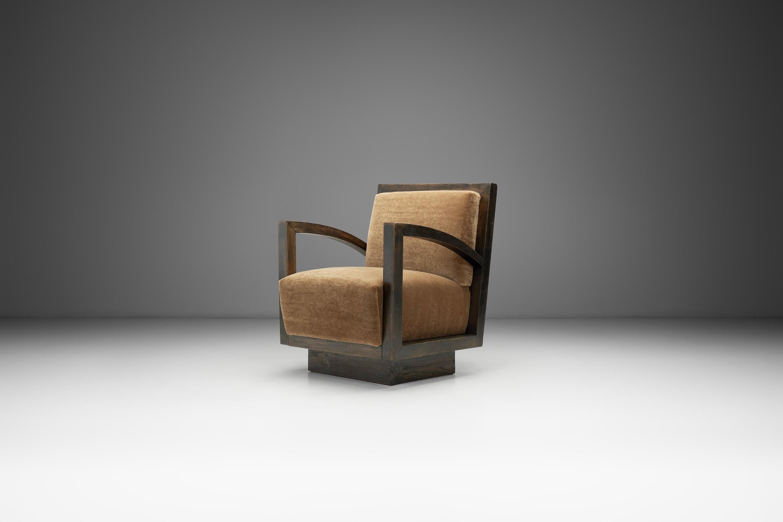 Ce fauteuil sculptural Art déco, fabriqué en France vers les années 1930, capture l'élégance et la géométrie audacieuse de l'âge d'or du mouvement. Le Design/One, qui a connu un essor international après l'exposition de 1925 à Paris, a cherché à