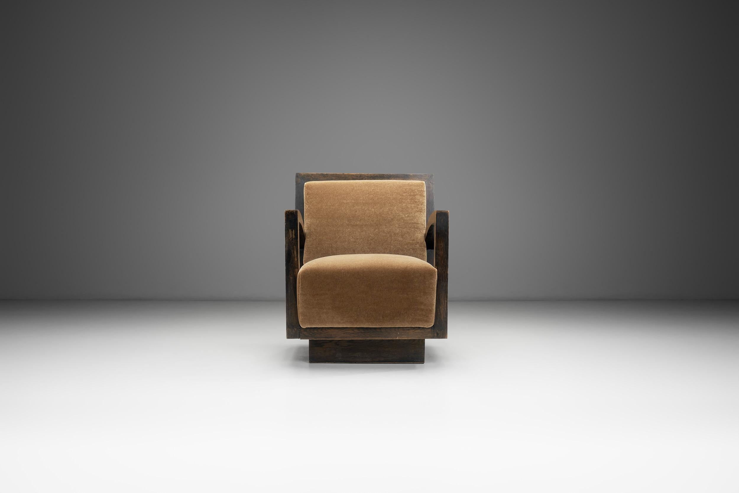 Français Fauteuil sculptural Art déco en mohair brun, France vers 1930 en vente