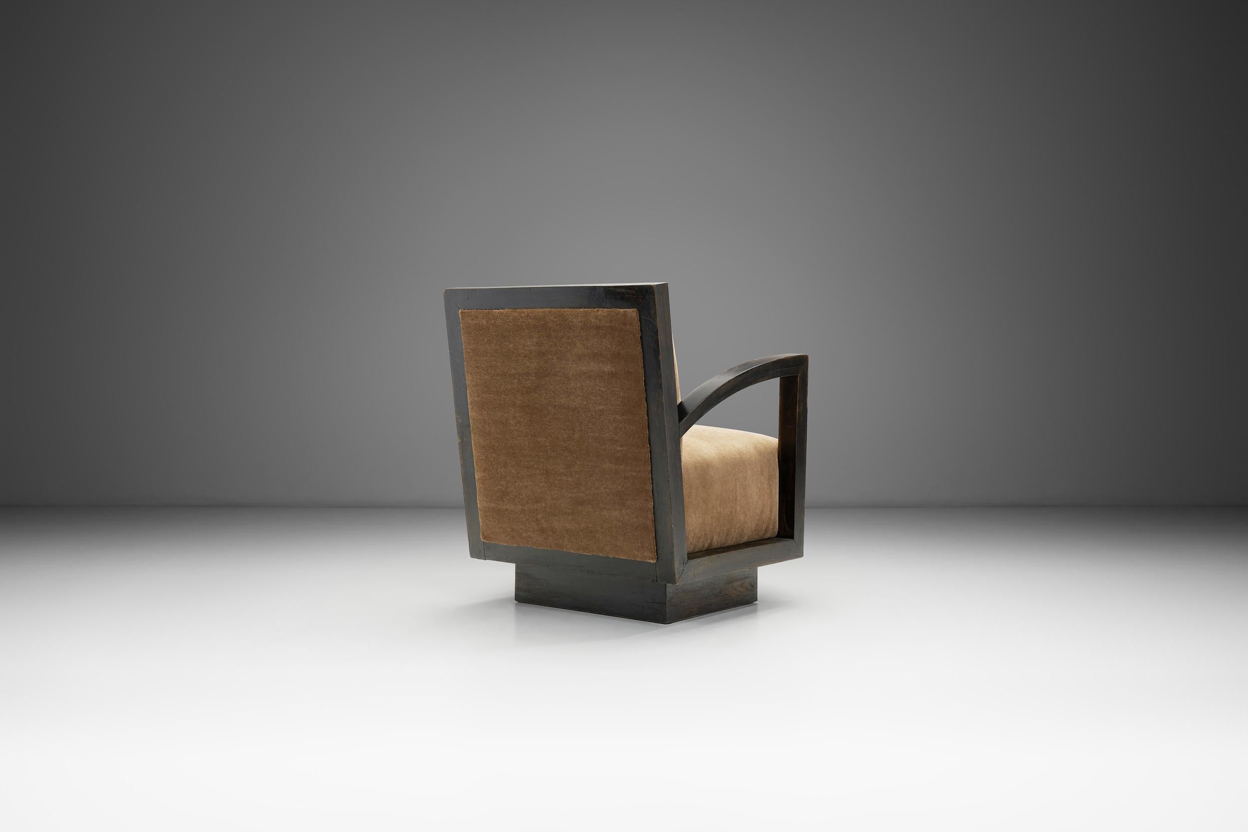 Milieu du XXe siècle Fauteuil sculptural Art déco en mohair brun, France vers 1930 en vente