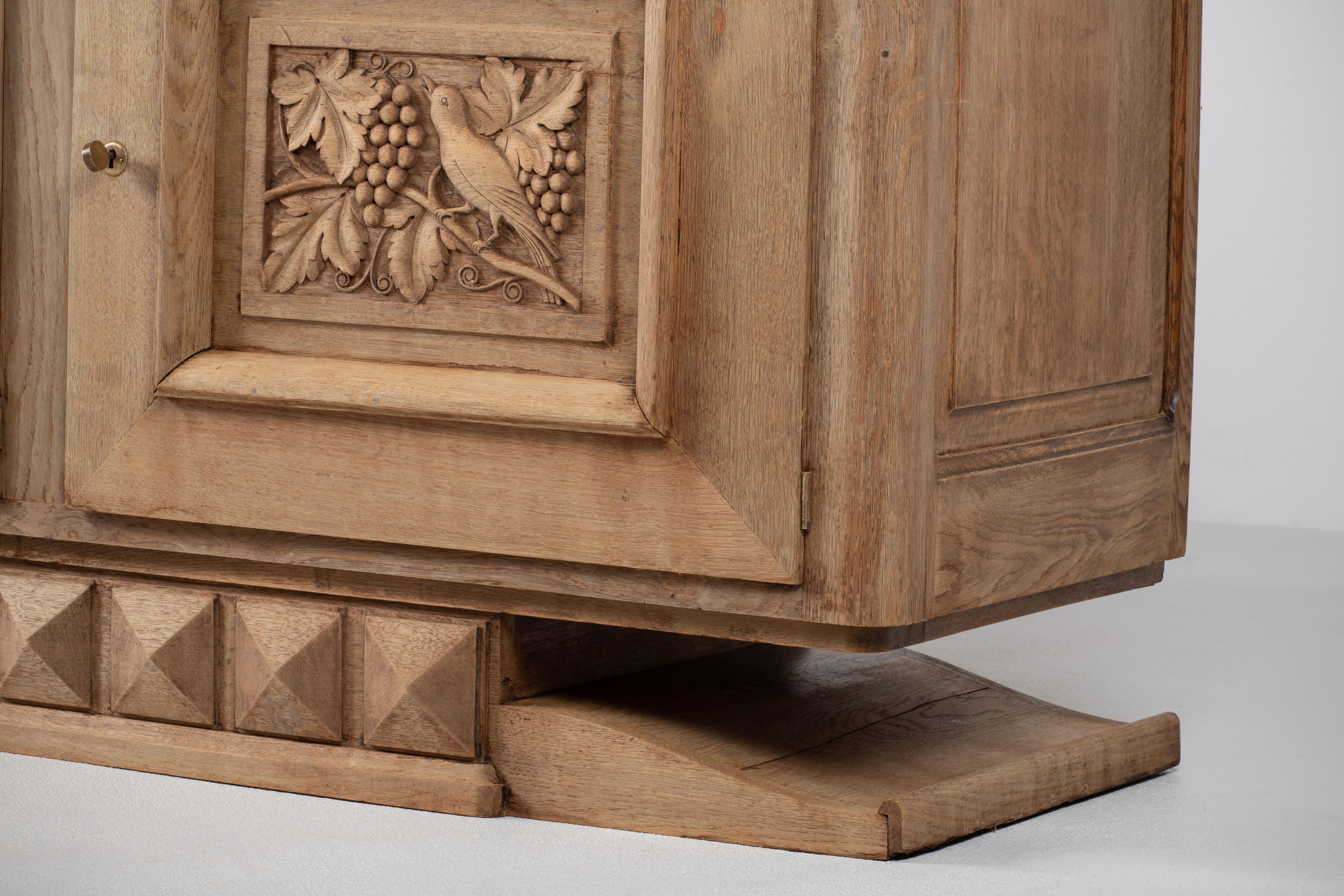 Credenza escultural Art Decó Brutalista de roble macizo, Francia, años 40 en venta 4