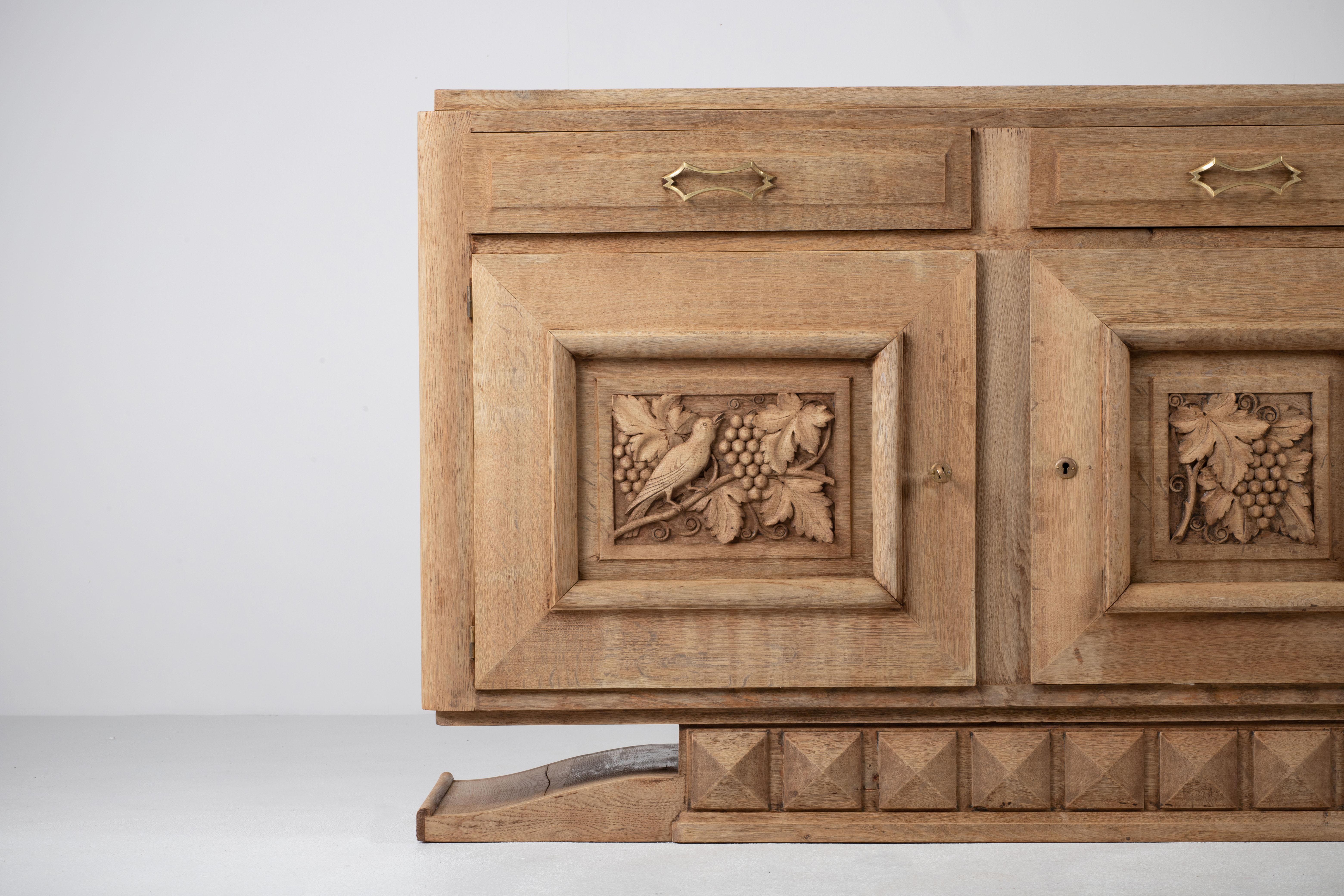 Credenza escultural Art Decó Brutalista de roble macizo, Francia, años 40 en venta 5