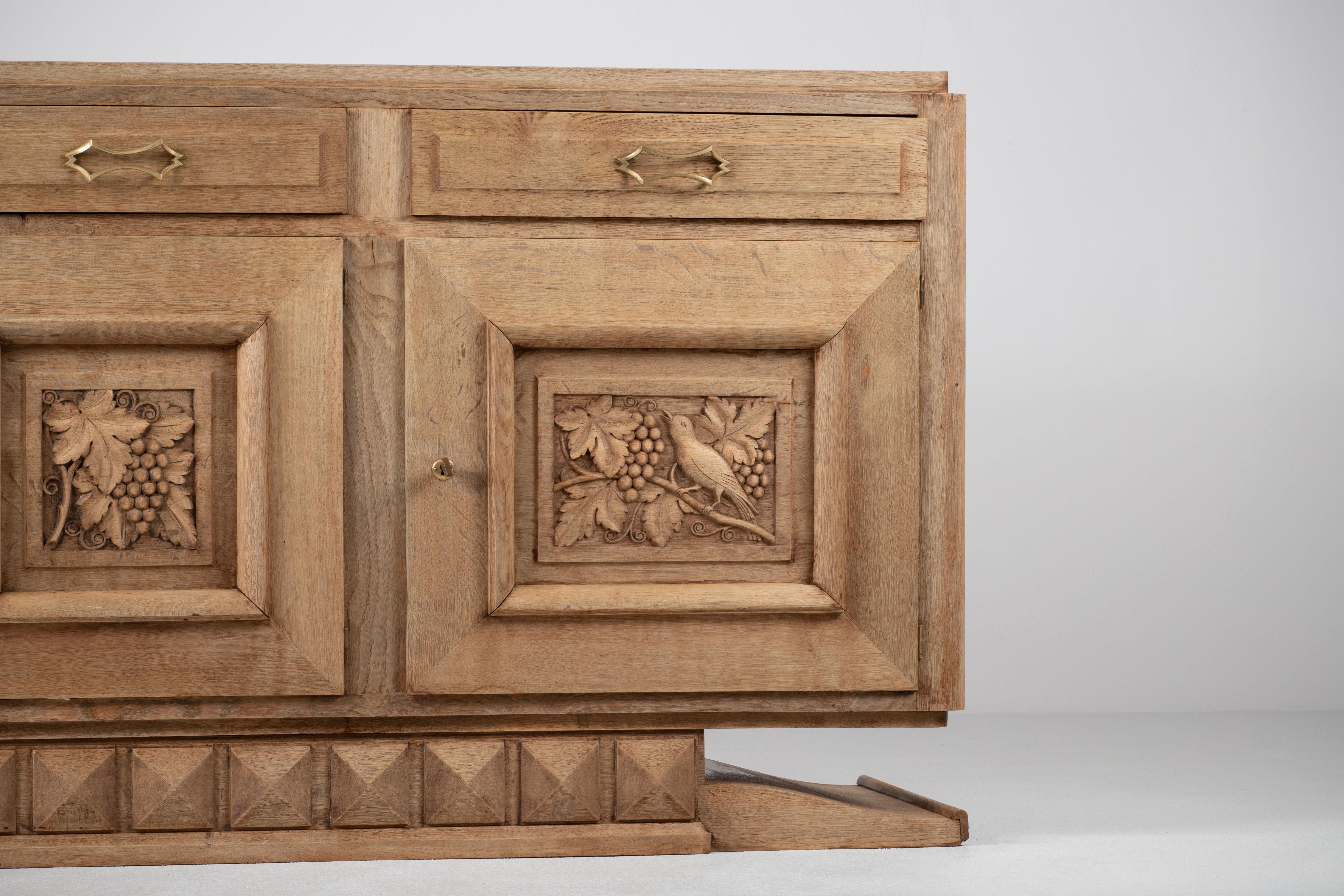 Credenza escultural Art Decó Brutalista de roble macizo, Francia, años 40 en venta 6