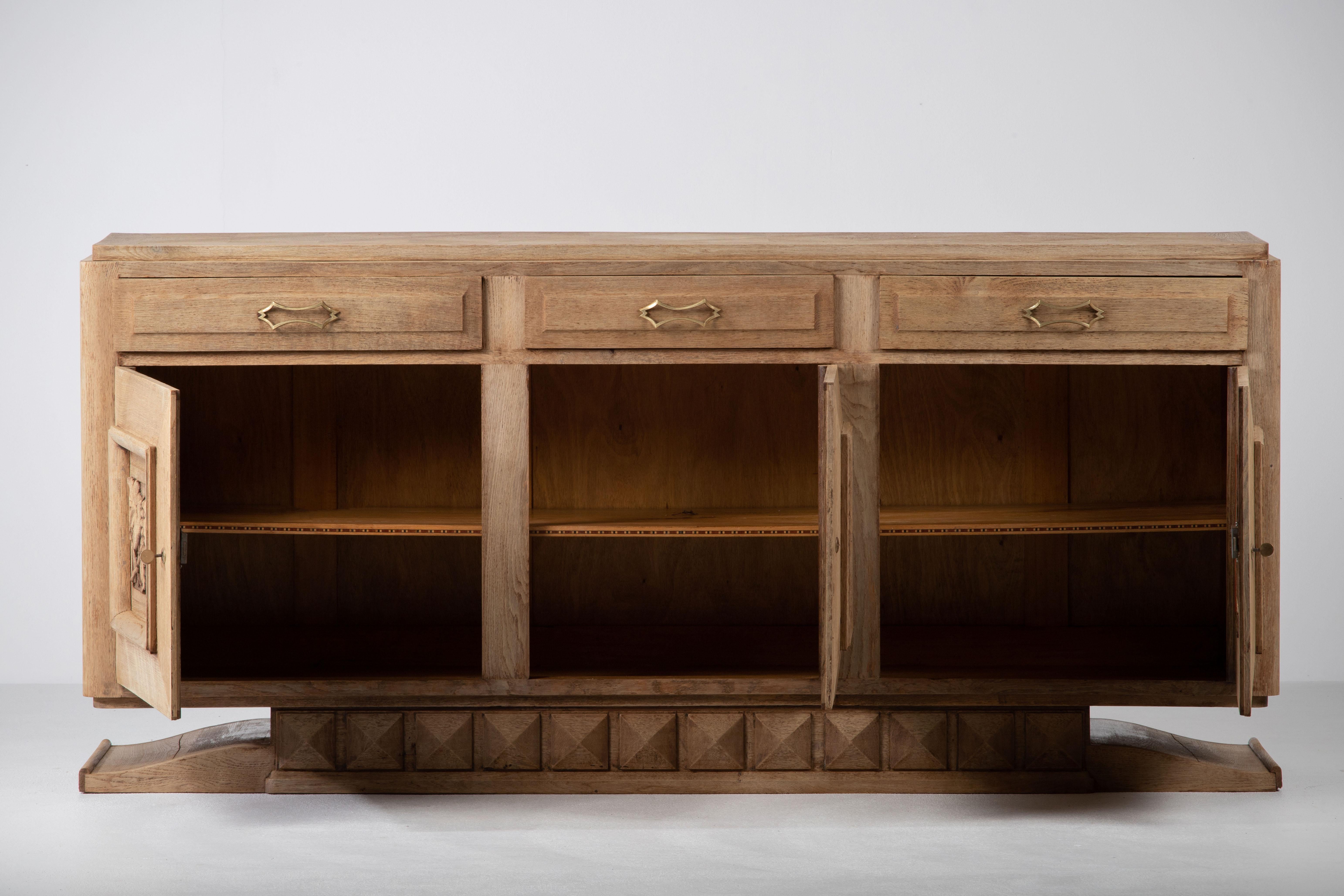 Credenza escultural Art Decó Brutalista de roble macizo, Francia, años 40 Francés en venta