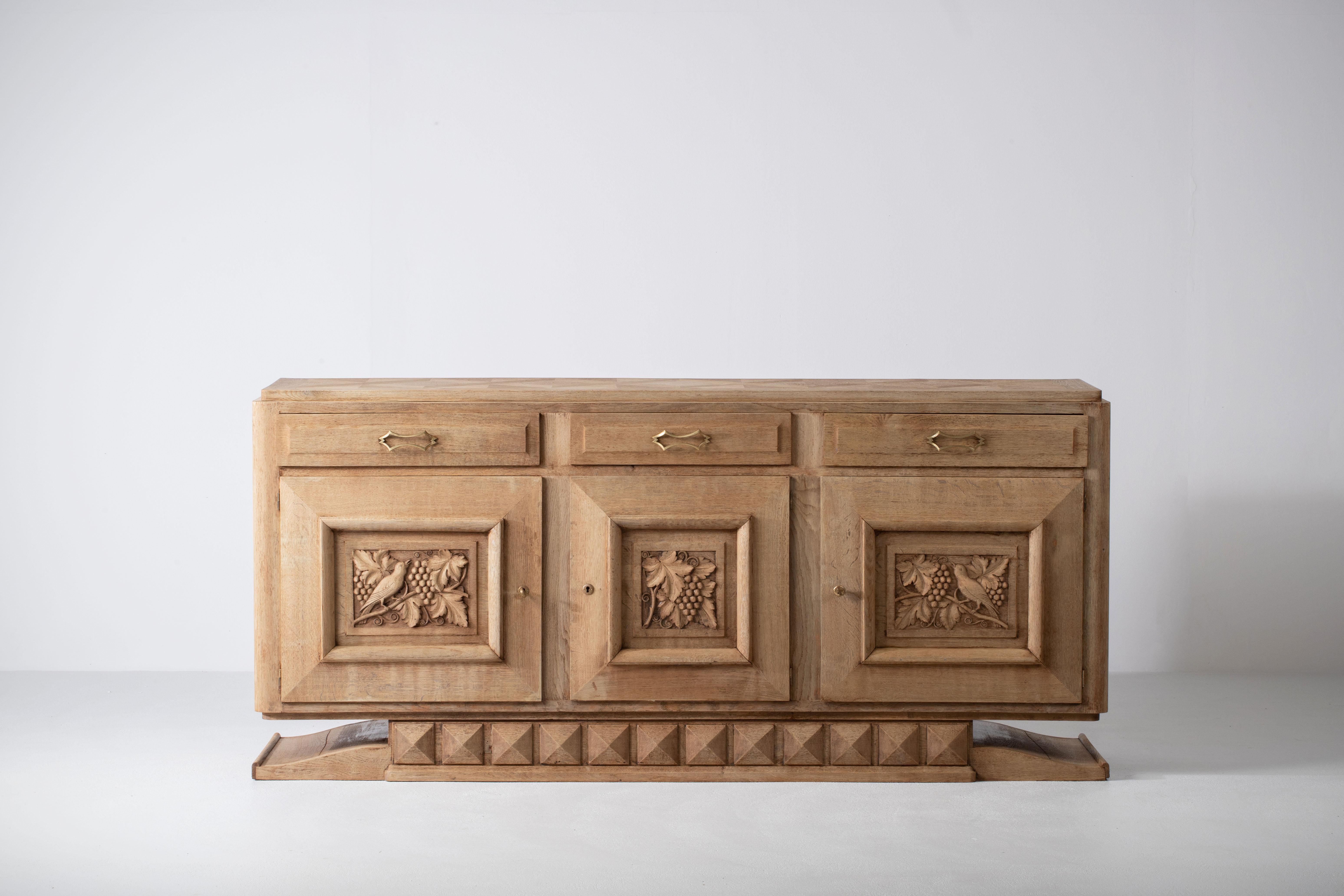 Credenza escultural Art Decó Brutalista de roble macizo, Francia, años 40 mediados del siglo XX en venta