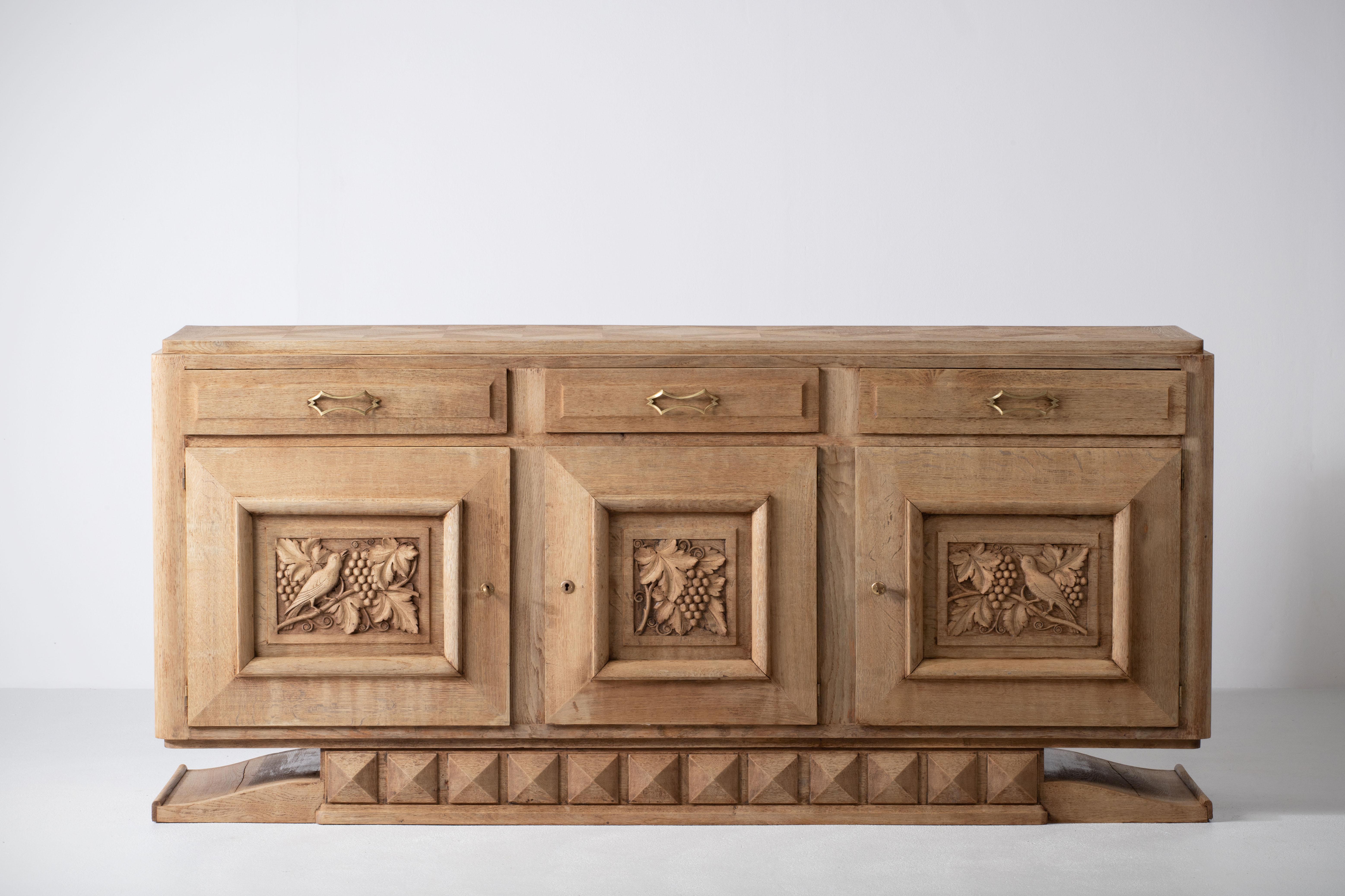 Credenza escultural Art Decó Brutalista de roble macizo, Francia, años 40 Roble en venta