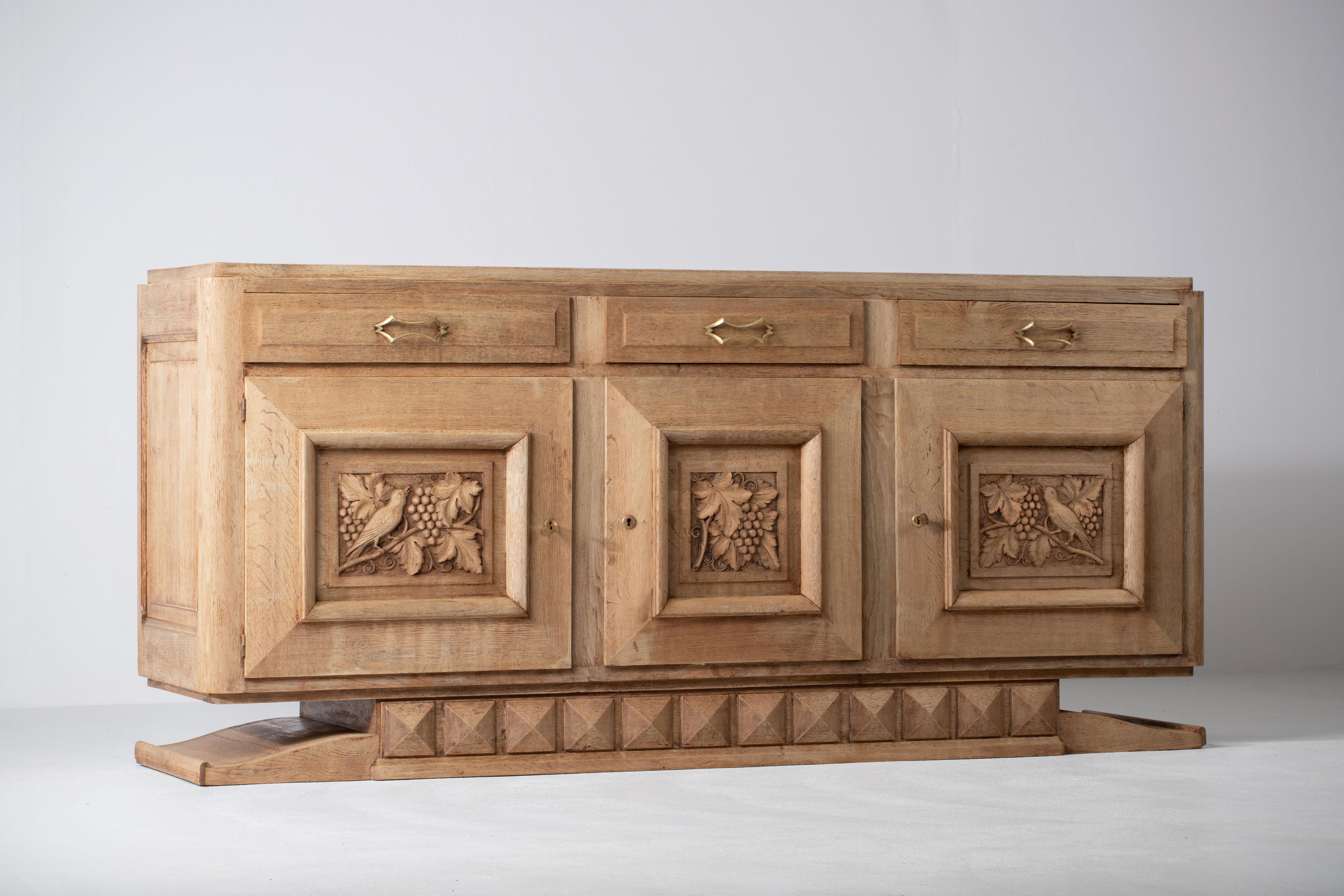 Credenza escultural Art Decó Brutalista de roble macizo, Francia, años 40 en venta 1
