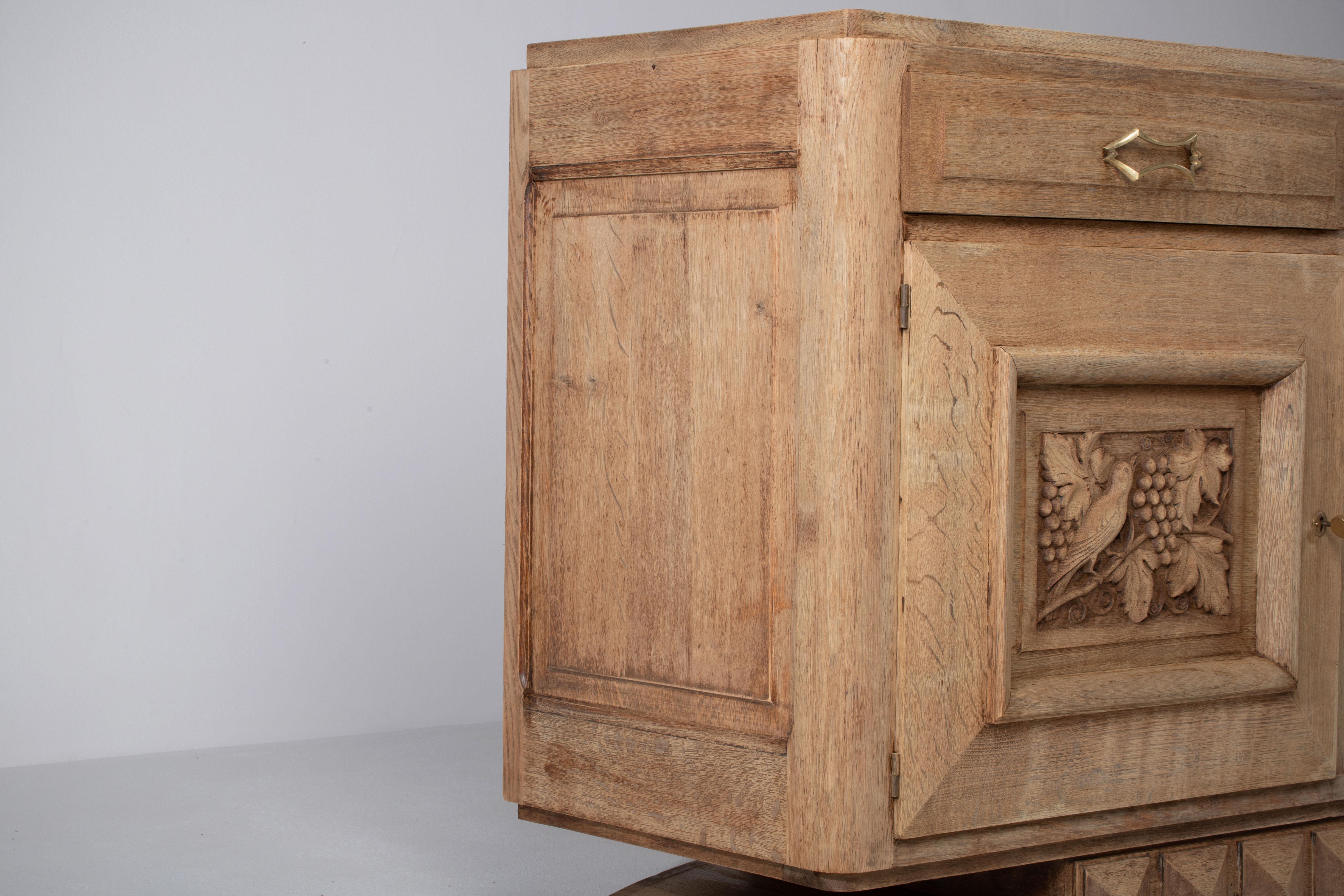 Credenza escultural Art Decó Brutalista de roble macizo, Francia, años 40 en venta 2