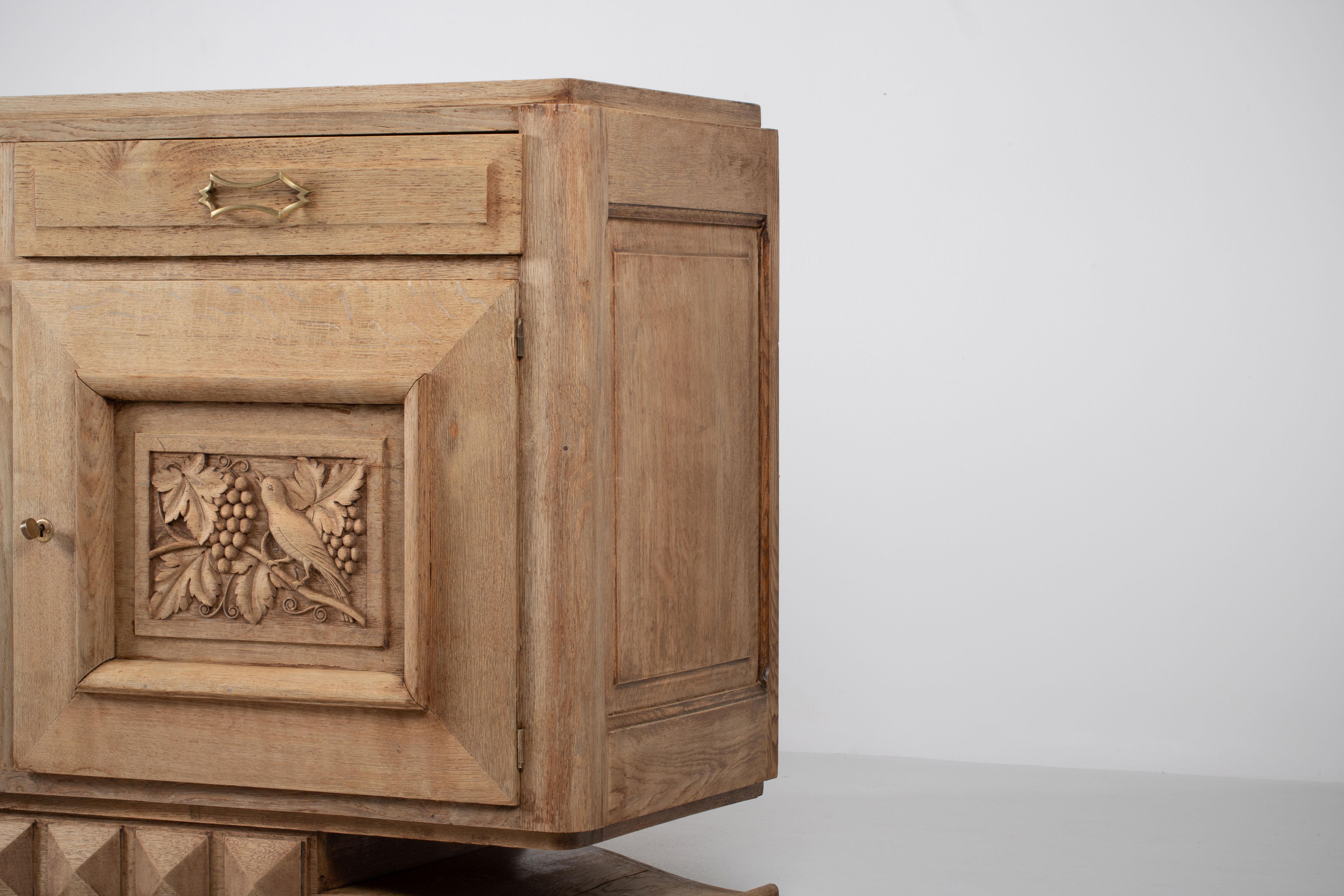Credenza escultural Art Decó Brutalista de roble macizo, Francia, años 40 en venta 3