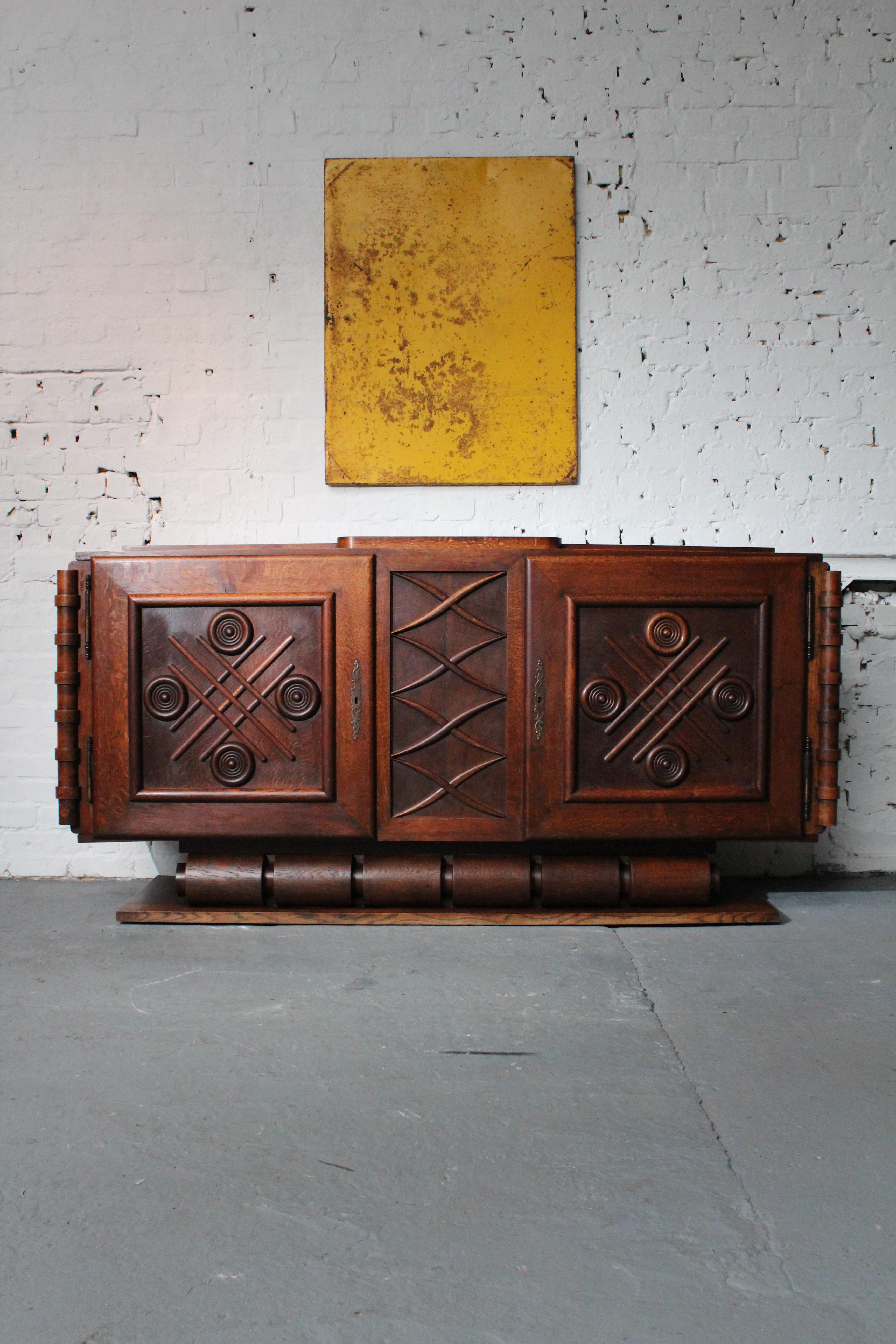 Credenza scultorea in stile Art Déco di Charles Dudouyt, originaria della Francia degli anni '40 e realizzata in Oak. In buone condizioni originali, chiavi incluse.