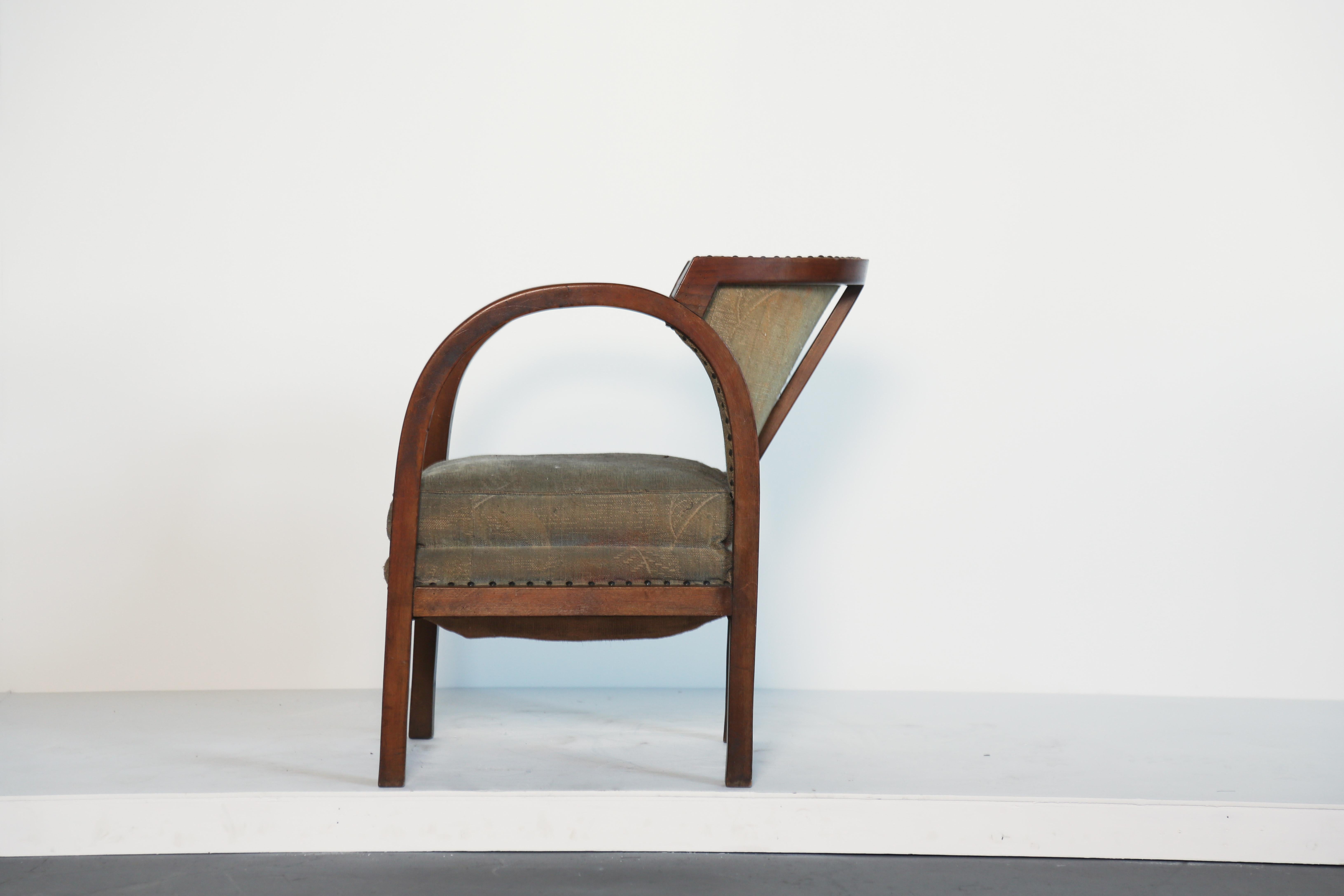 A wonderful sculptural Art Deco English chair from the 1930s.   Sold for customer to reupholster in their own choice of fabric.   We offer reupholstery in COM for an additional charge.    Fast shipping worldwide.
 


