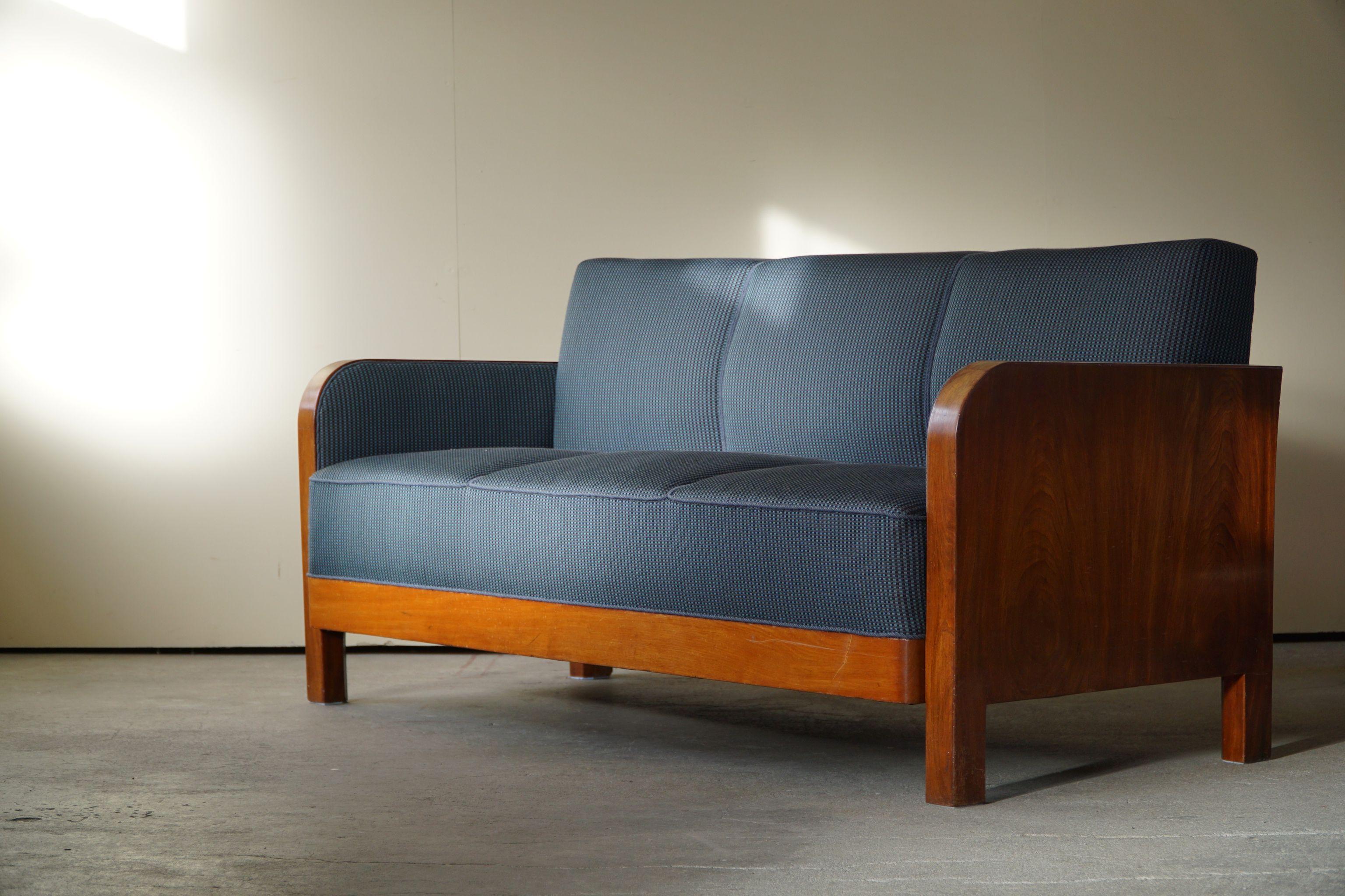 Sculptural Art Deco Sofa, Danish Cabinetmaker, Made in 1930s For Sale 1