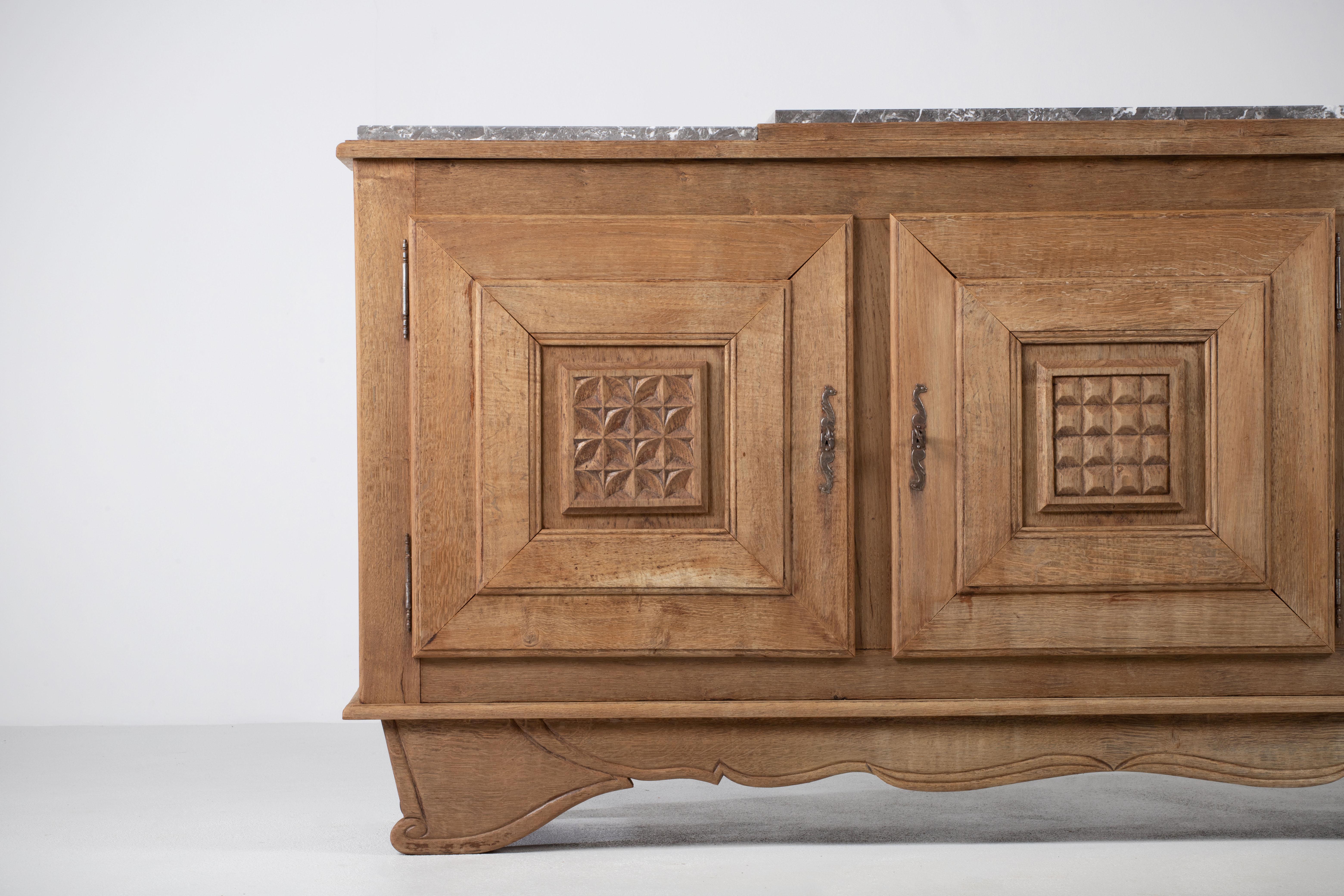 Credenza escultural Art Decó de roble macizo, Francia, años 40 en venta 4