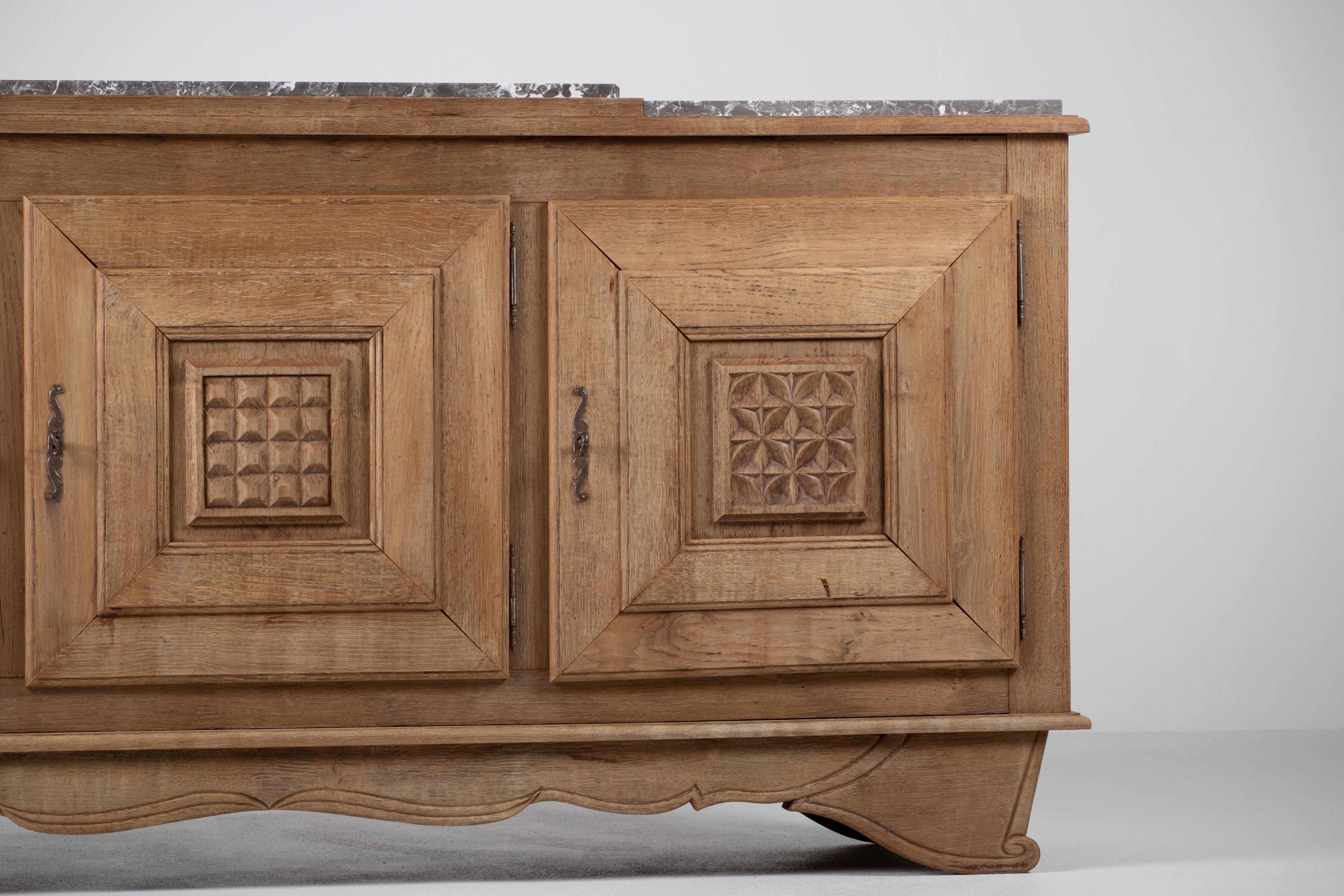 Credenza escultural Art Decó de roble macizo, Francia, años 40 en venta 5