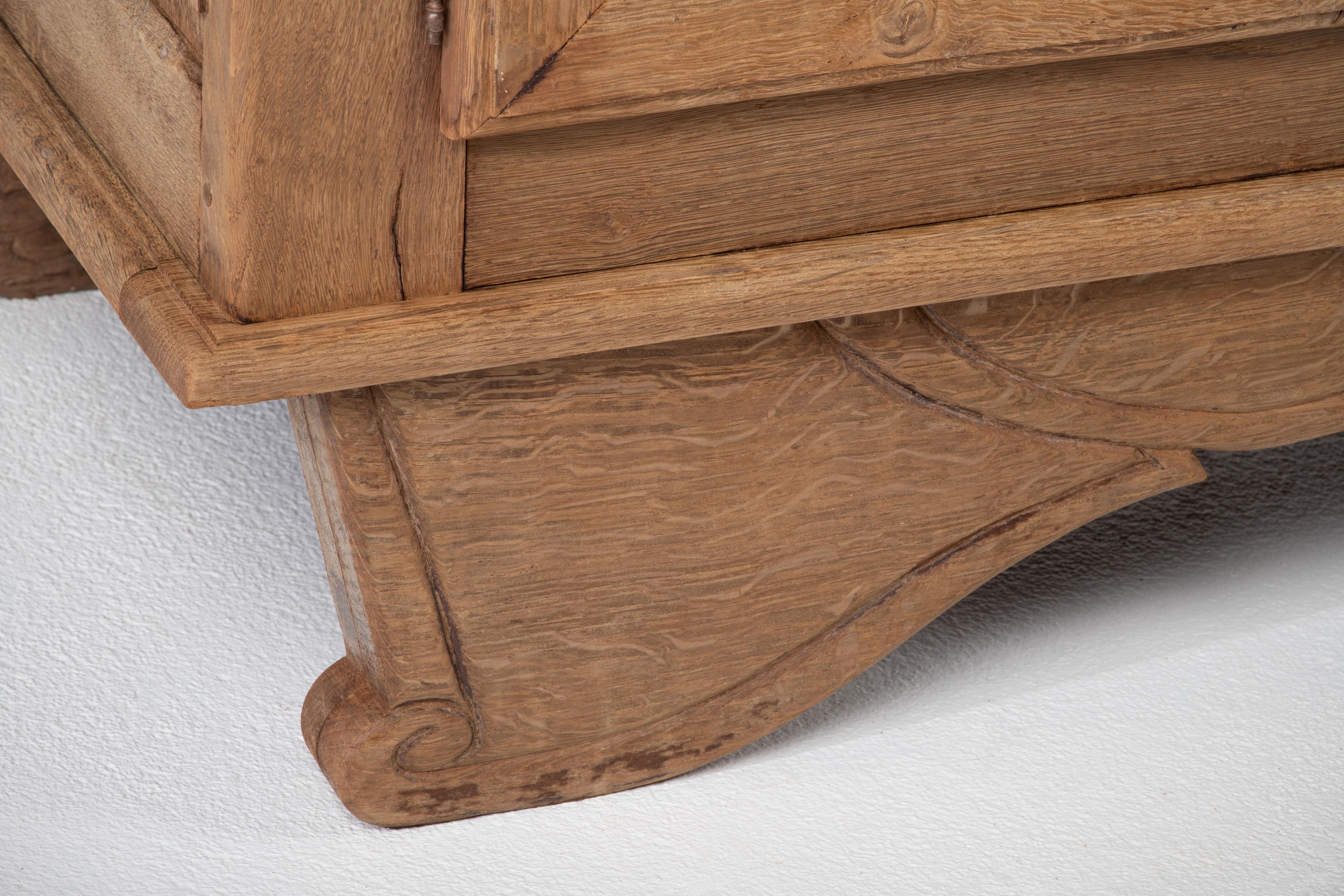 Credenza escultural Art Decó de roble macizo, Francia, años 40 en venta 7