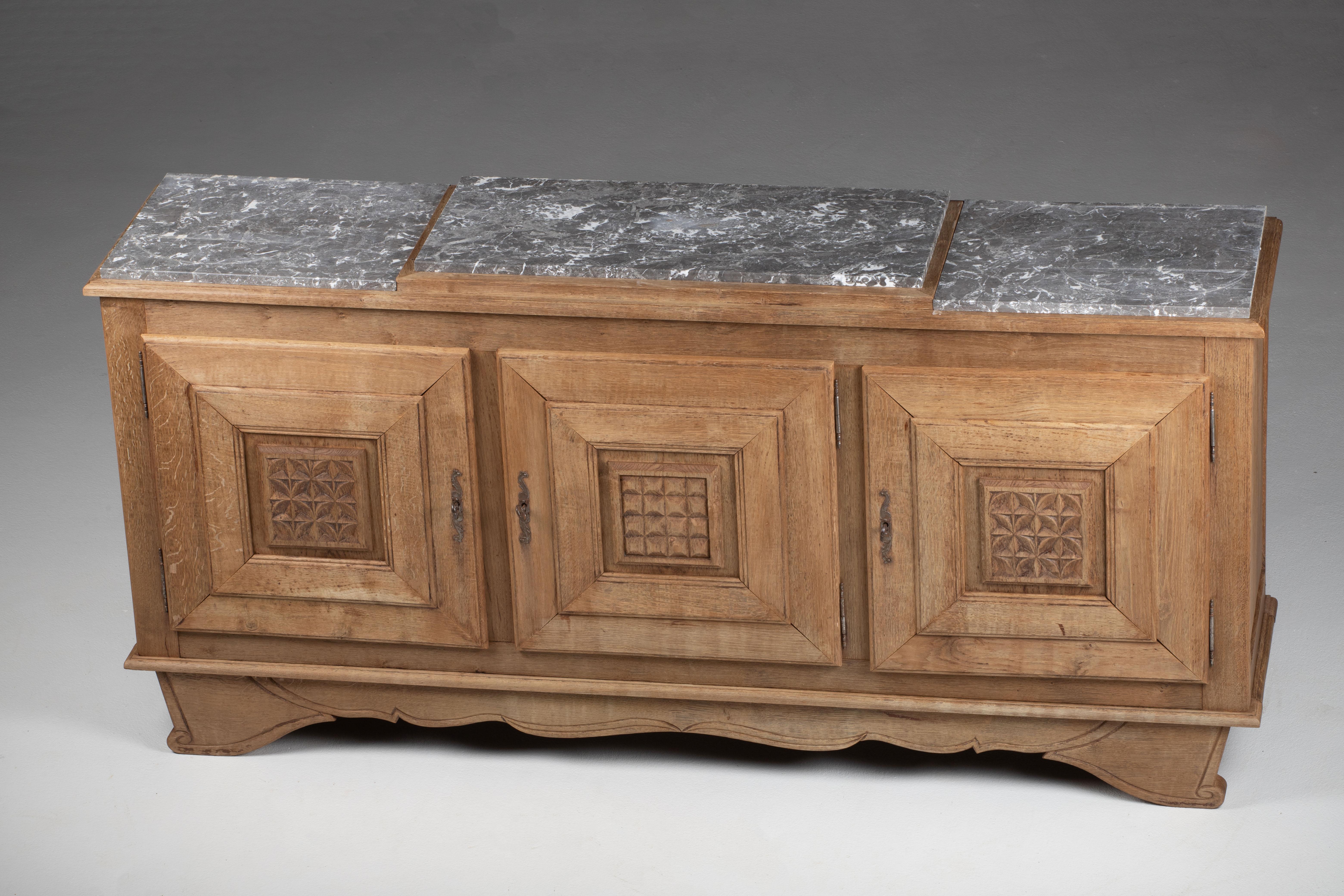 Credenza escultural Art Decó de roble macizo, Francia, años 40 en venta 9