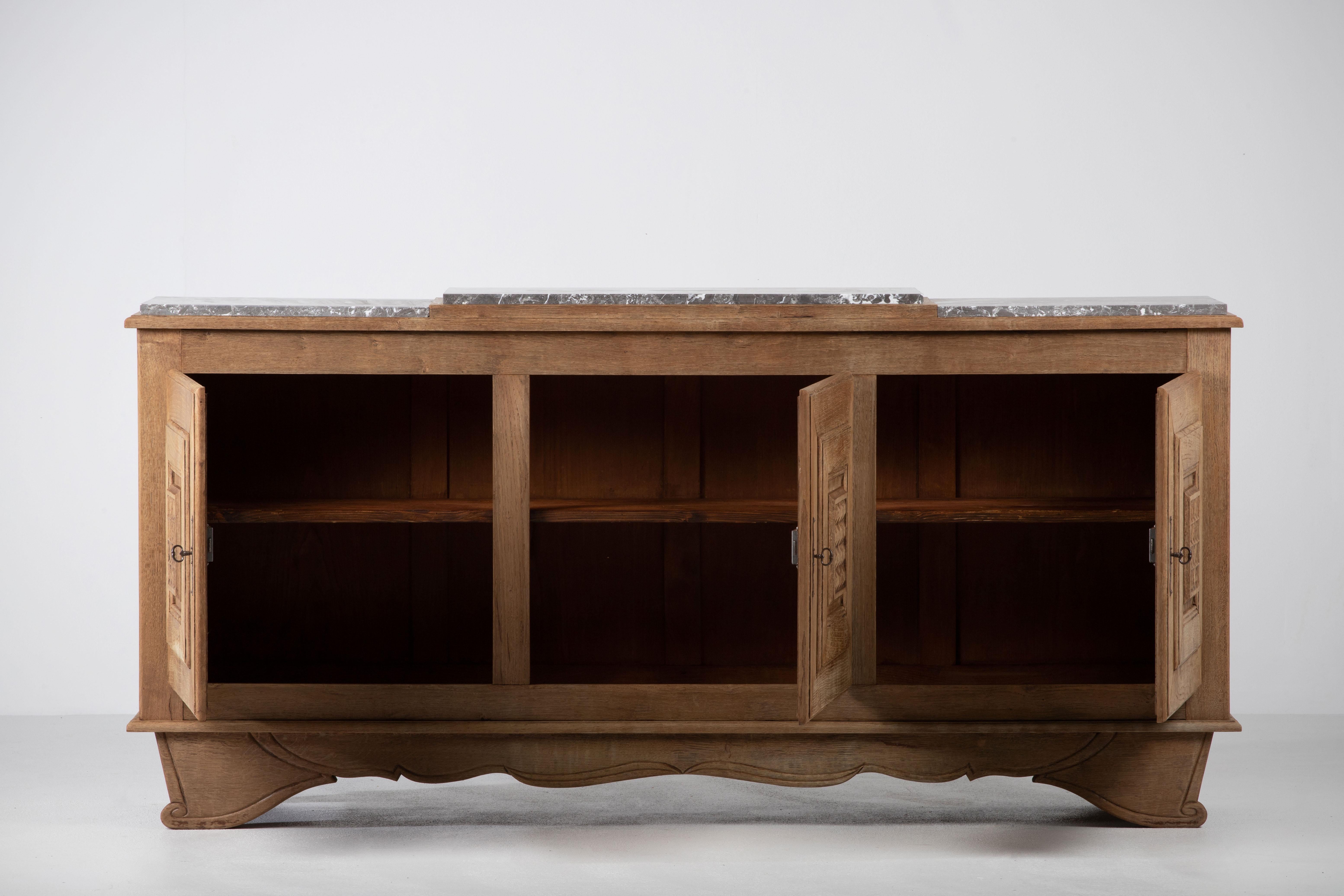 Credenza escultural Art Decó de roble macizo, Francia, años 40 en Bueno estado para la venta en Kaštel Sućurac, Splitsko-dalmatinska županija