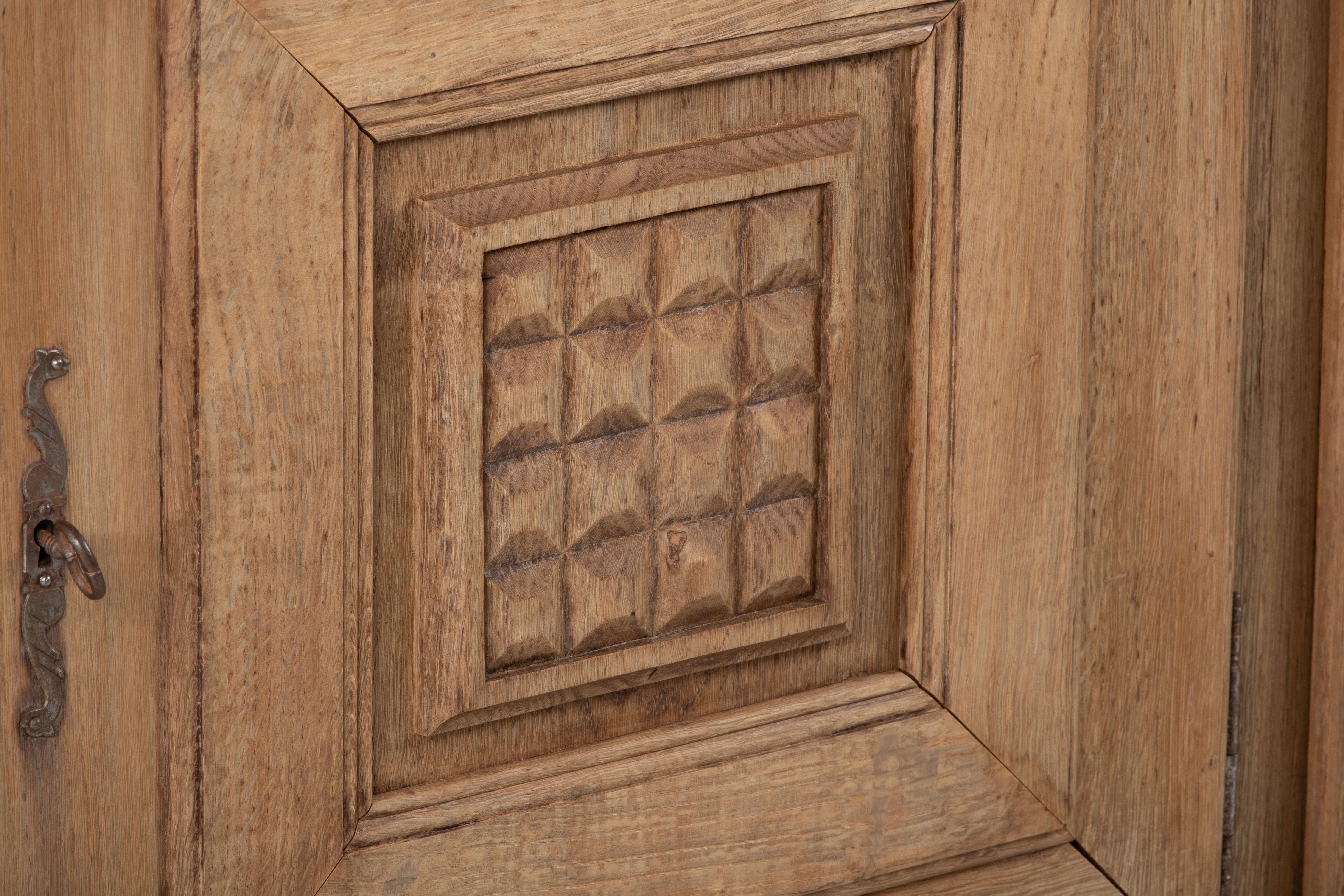 Credenza escultural Art Decó de roble macizo, Francia, años 40 mediados del siglo XX en venta