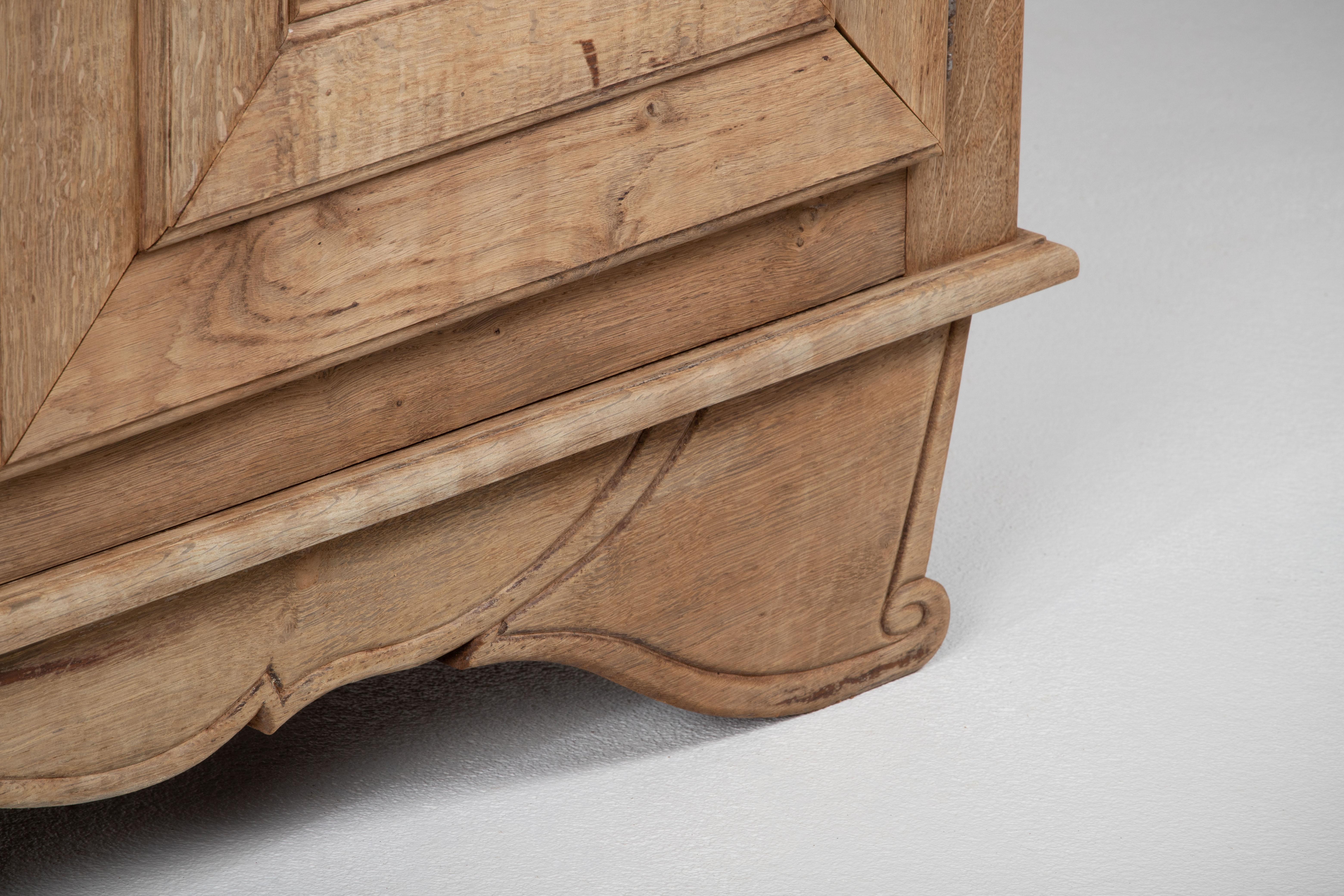 Credenza escultural Art Decó de roble macizo, Francia, años 40 Mármol en venta