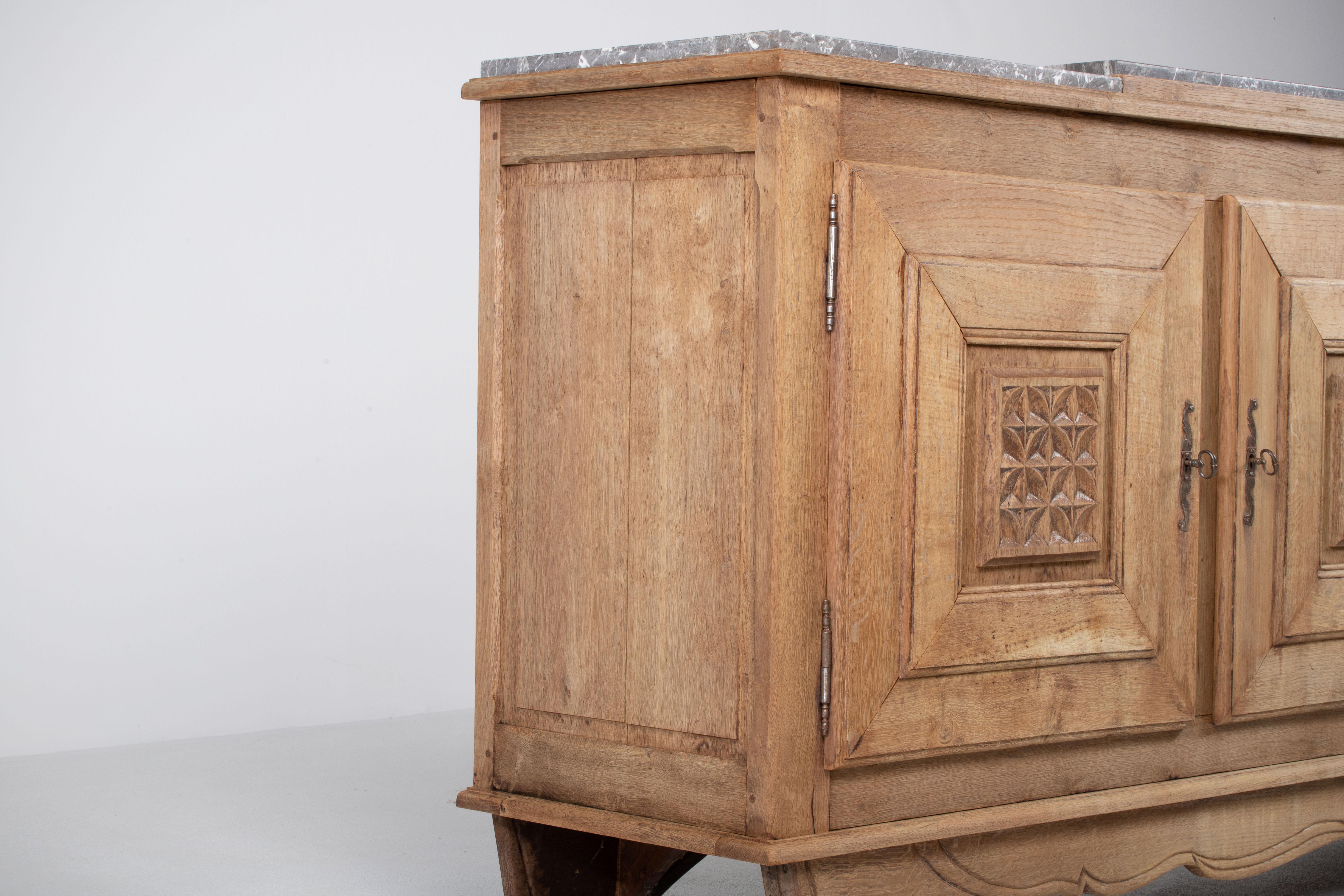 Credenza escultural Art Decó de roble macizo, Francia, años 40 en venta 1