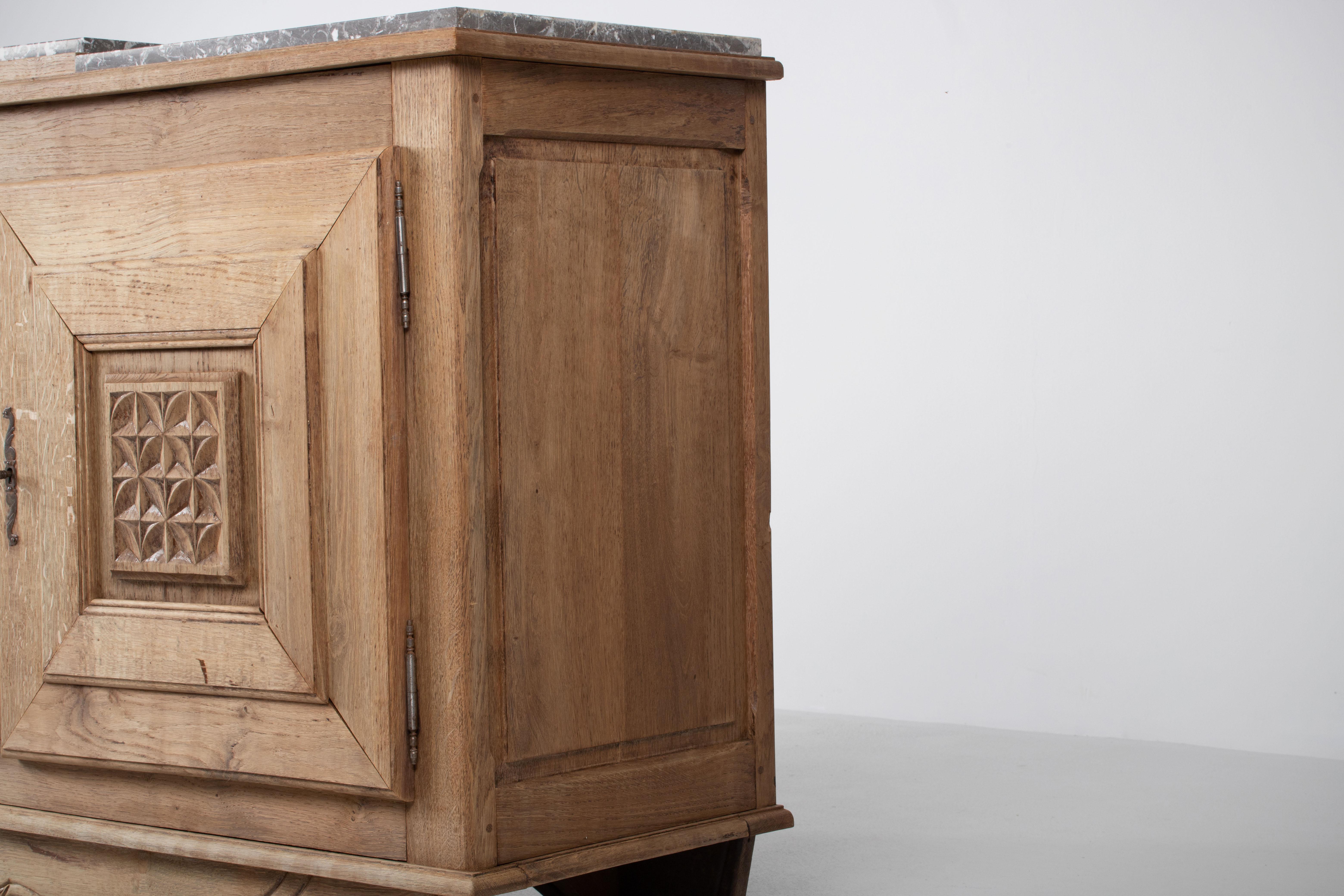 Credenza escultural Art Decó de roble macizo, Francia, años 40 en venta 3