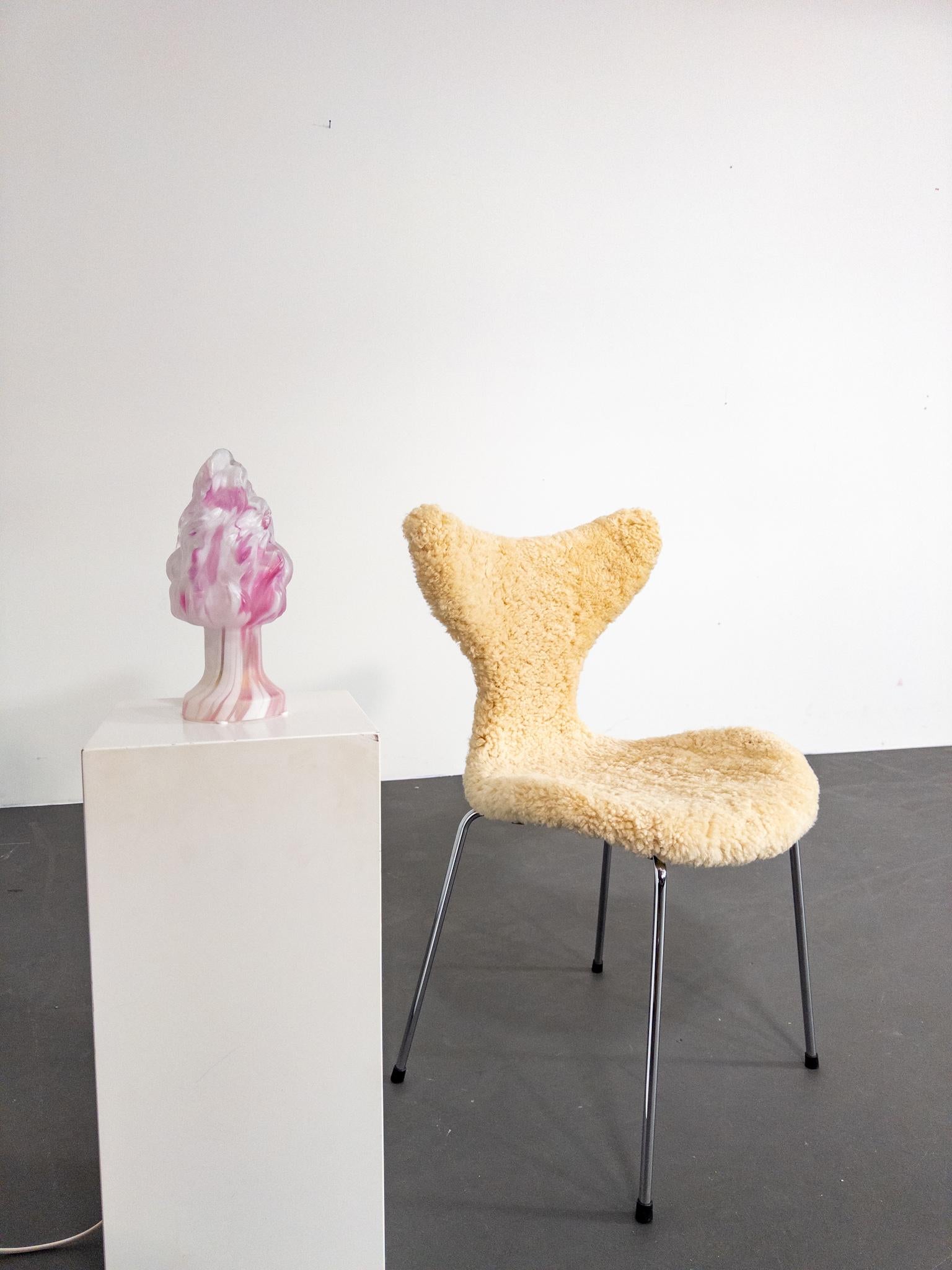 Ilumina tu espacio con esta exquisita lámpara de sobremesa diseñada por la célebre artista sueca Monica Backström para Pukeberg Glasbruk en la década de 1970.

Fabricada en vidrio soplado a mano en tonos rosa y blanco que cambian suavemente, esta