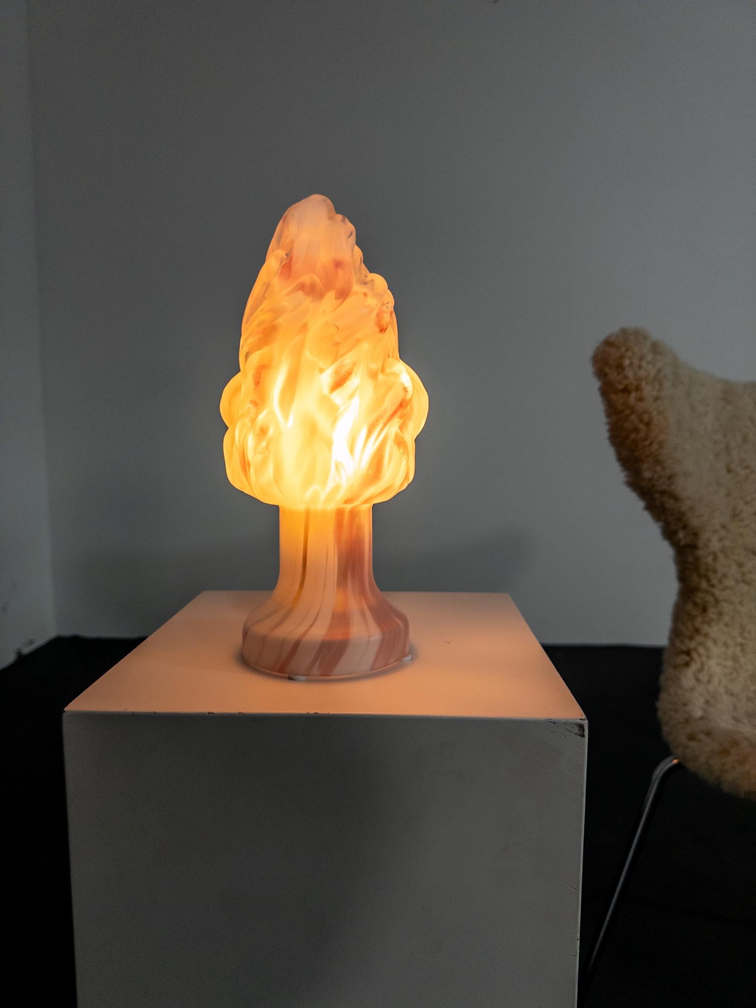 Lámpara de mesa escultórica de vidrio artístico de Monica Backström para Pukeberg Escandinavo moderno en venta