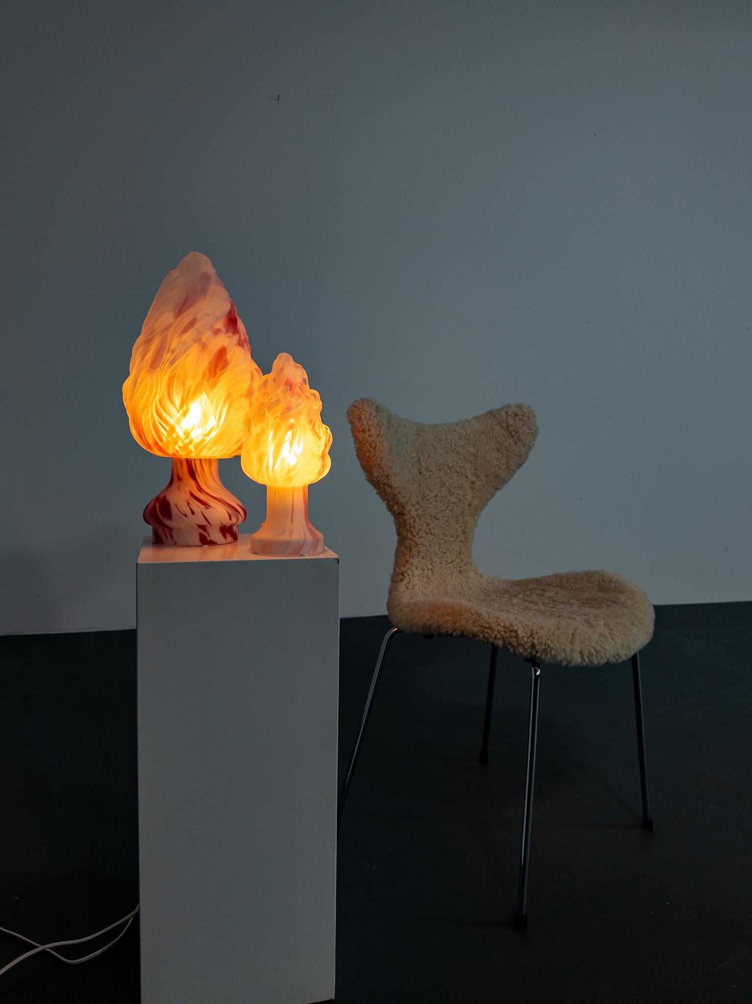 Lámpara de mesa escultórica de vidrio artístico de Monica Backström para Pukeberg finales del siglo XX en venta