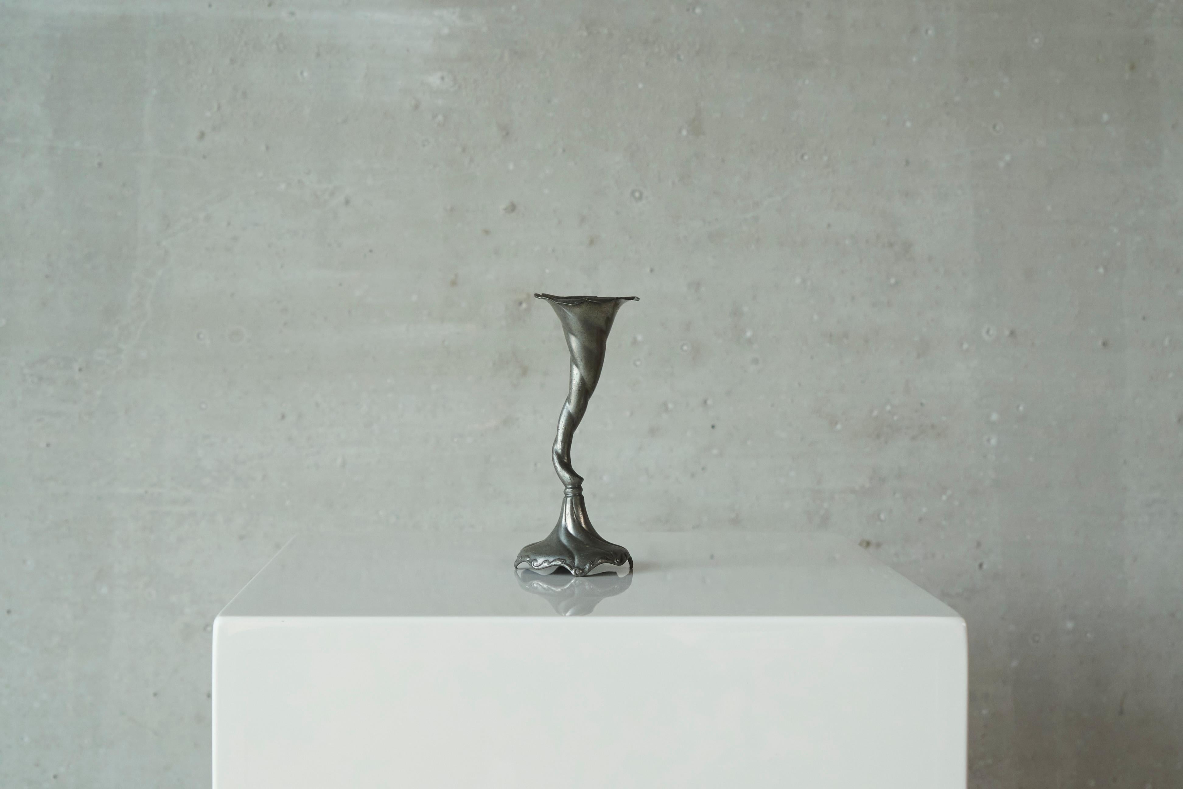 Portacandele Art Nouveau in peltro, Europa, inizio XX secolo.

Si tratta di un meraviglioso portacandele scultoreo con un design art nouveau molto particolare. Questo portacandele dei primi del Novecento presenta un fantastico disegno floreale