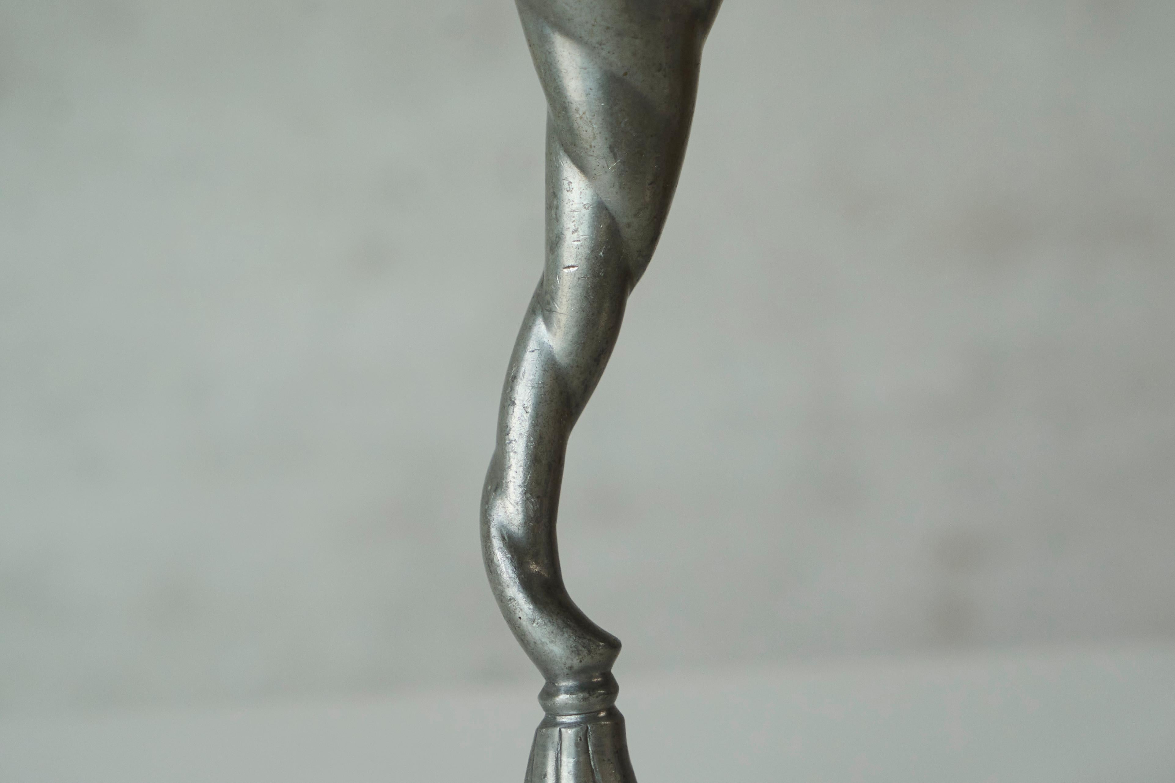 Fatto a mano Portacandele scultoreo Art Nouveau in peltro 1900 in vendita