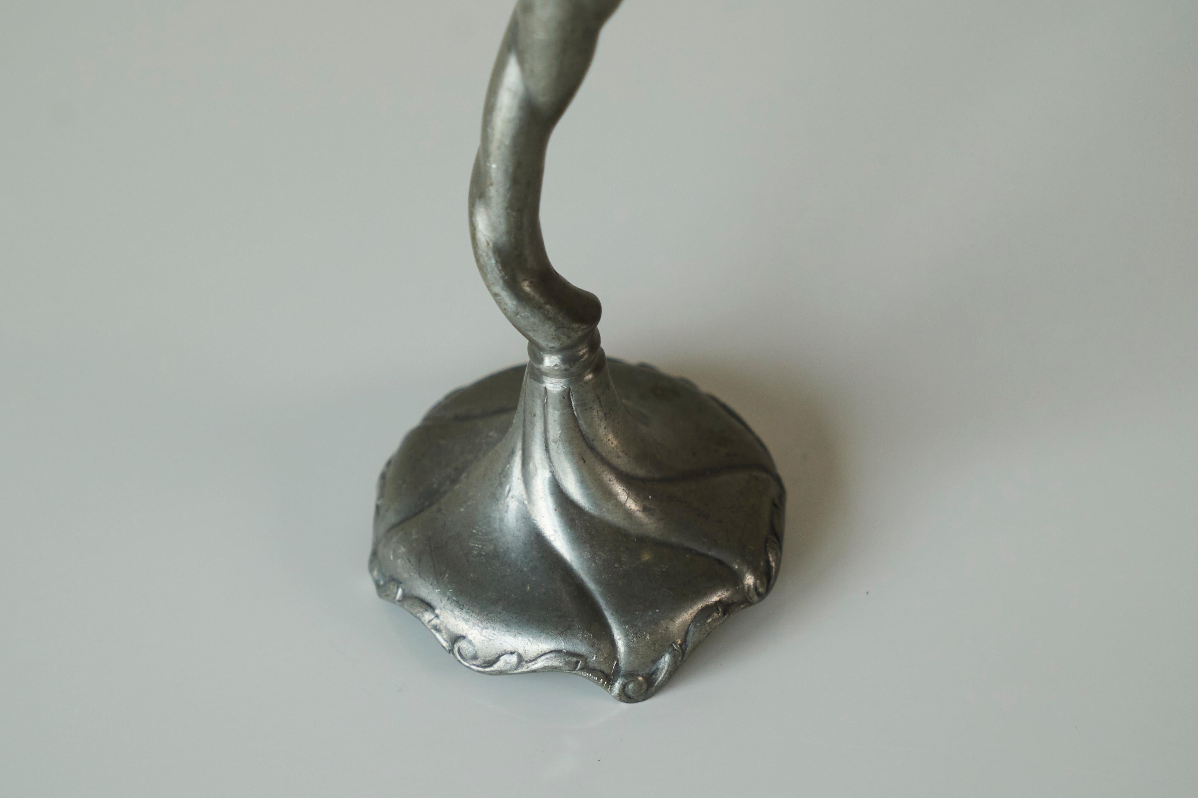 Portacandele scultoreo Art Nouveau in peltro 1900 In condizioni buone in vendita a Meer, VAN