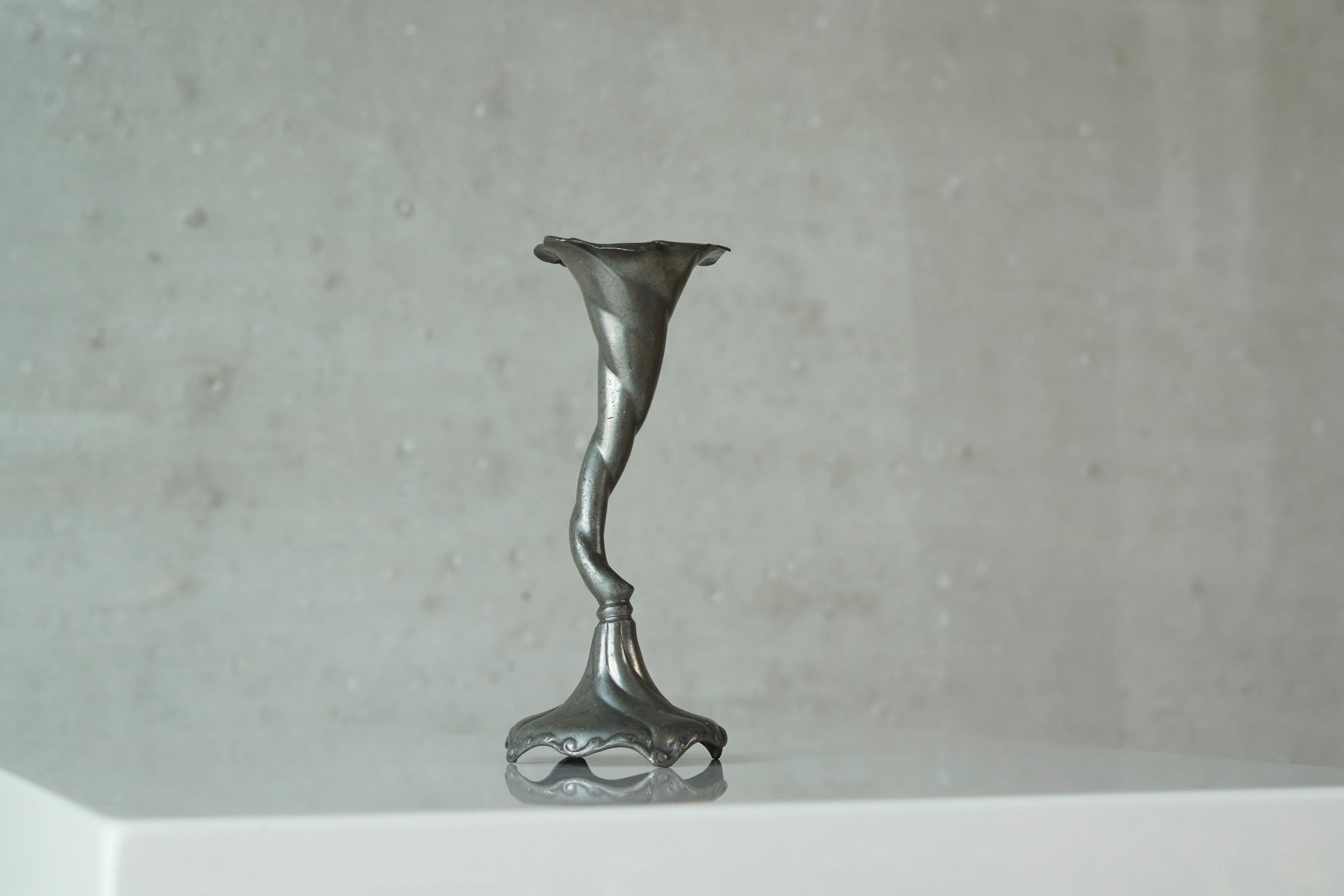XX secolo Portacandele scultoreo Art Nouveau in peltro 1900 in vendita