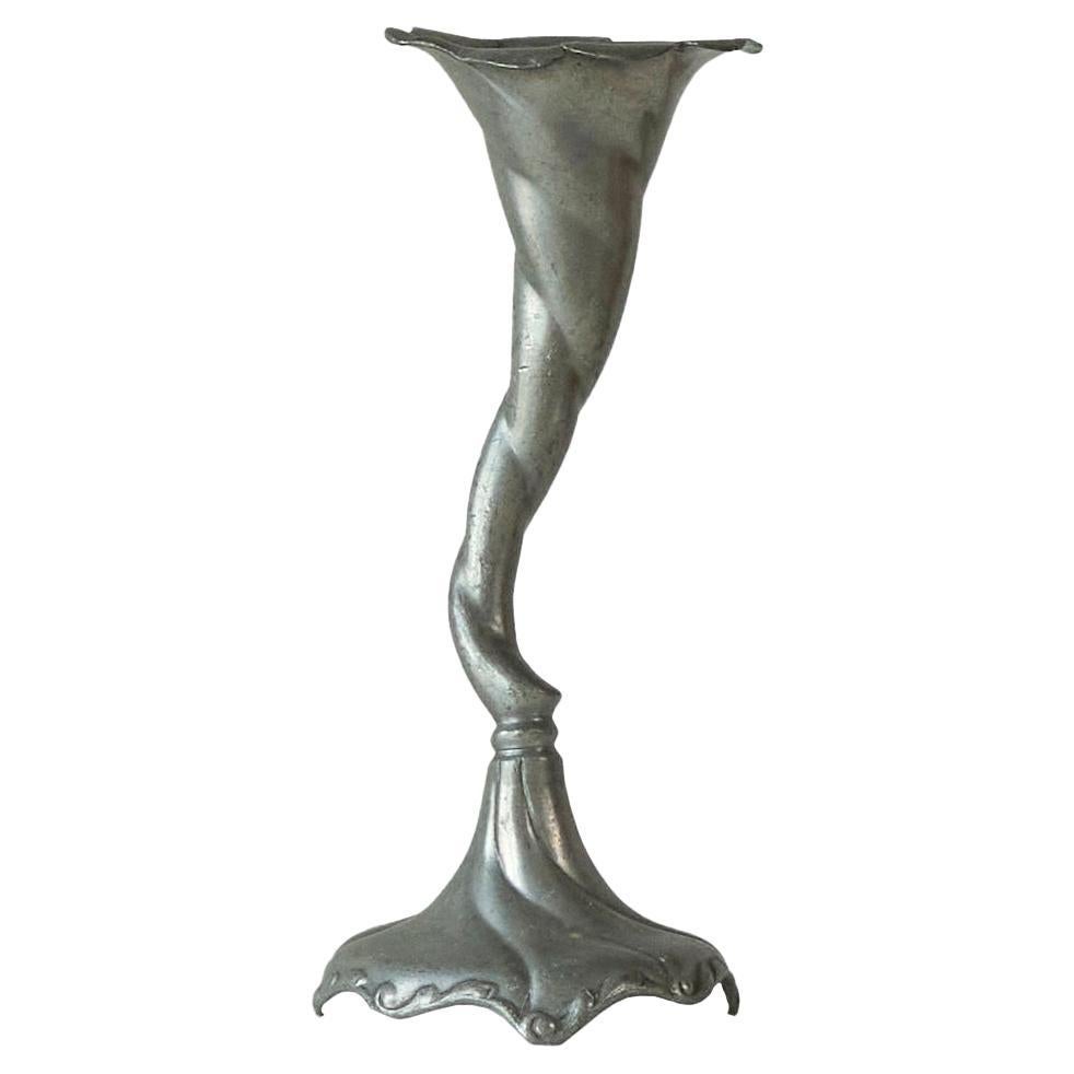 Portacandele scultoreo Art Nouveau in peltro 1900 in vendita