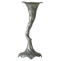 Portavelas Art Nouveau escultórico de peltre 1900