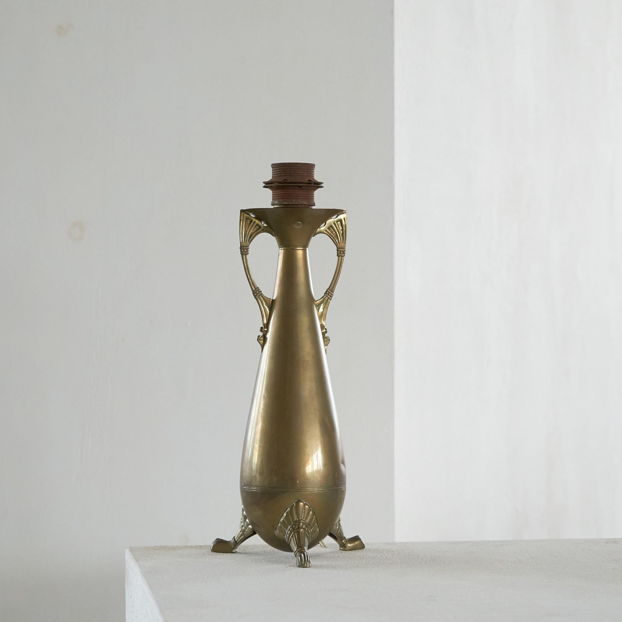 Sculptural Art Nouveau Table Lamp in Brass, Europe, 1920s.

This is a wonderful and rare art nouveau table lamp in patinated brass. Very good and timeless design. Please note the 'wing' handles and the three lovely feet - also the overall shape of