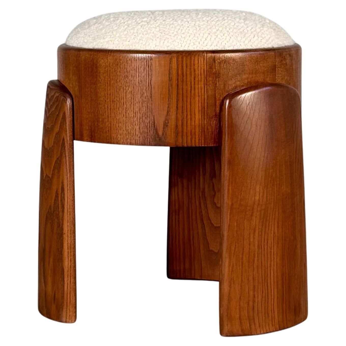 Tabouret contemporain en frêne fabriqué à la main avec tapisserie en bouclé de Karakorum par FORME