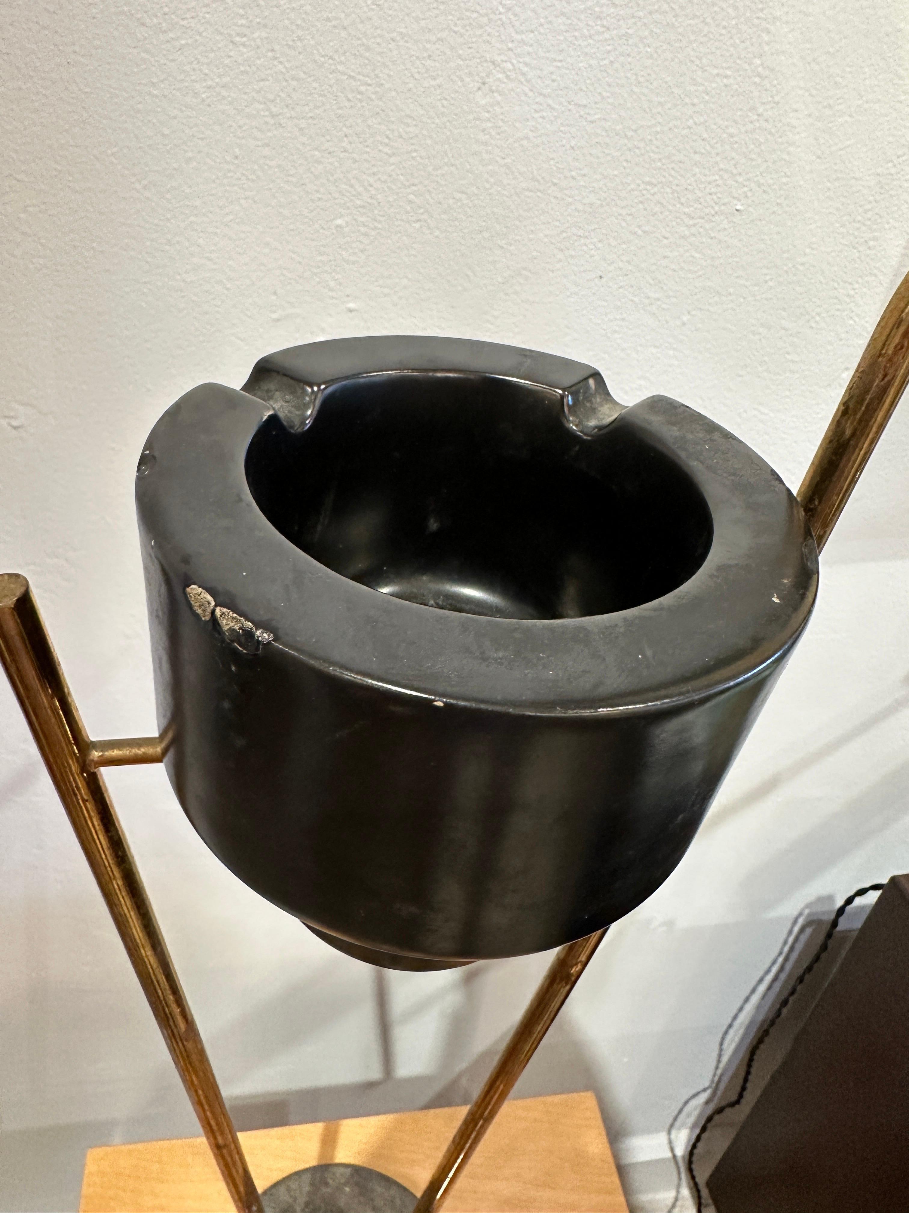 Skulpturaler Aschenbecher/Auffangbehälter im Stil von Matégot und Georges Jouve (Messing) im Angebot