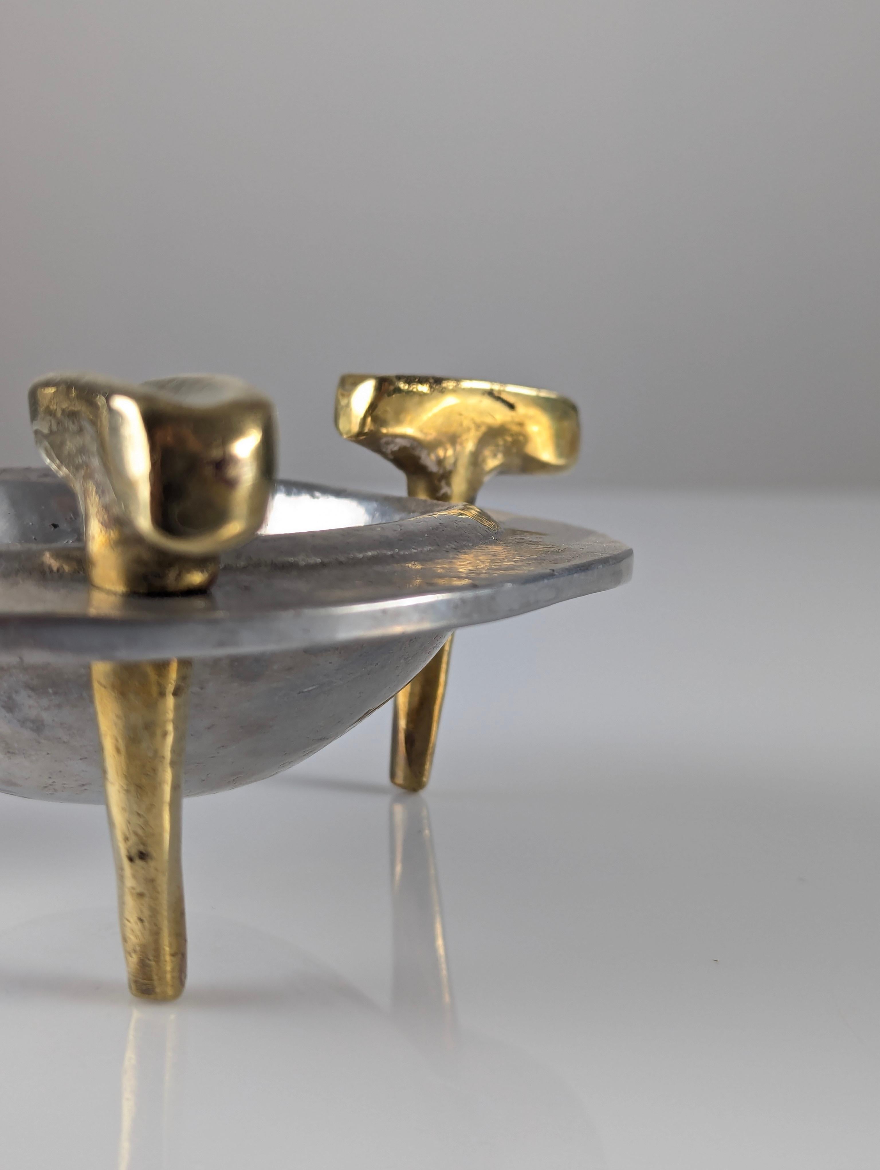 Sculptural ashtray with elegant lines in a Brutalist style, signed by sculptor David Marshall, crafted in brass and aluminum in the 1980s.