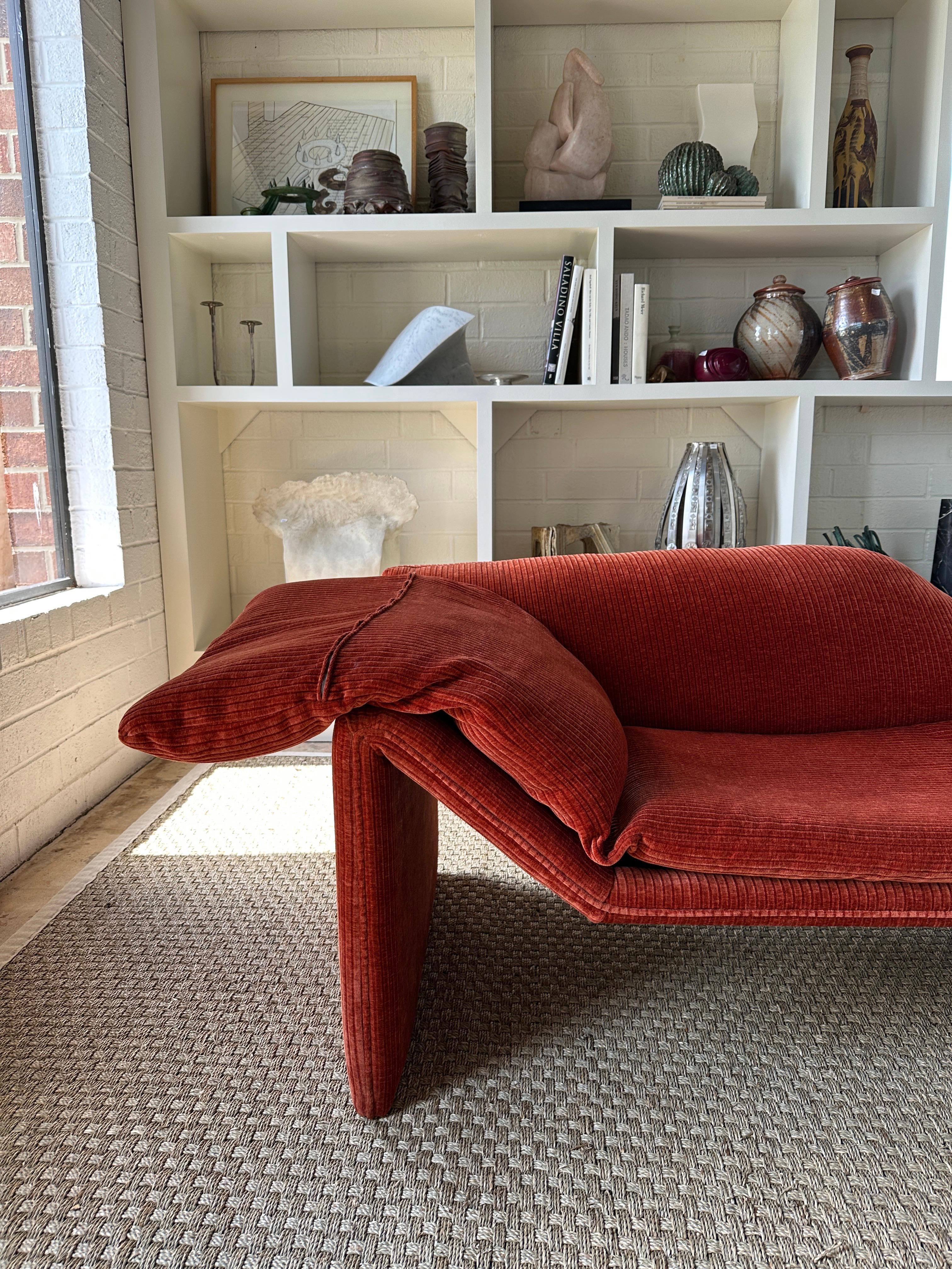 Chaise scultorea assimetrica di Preview in tessuto color ruggine in vendita 3