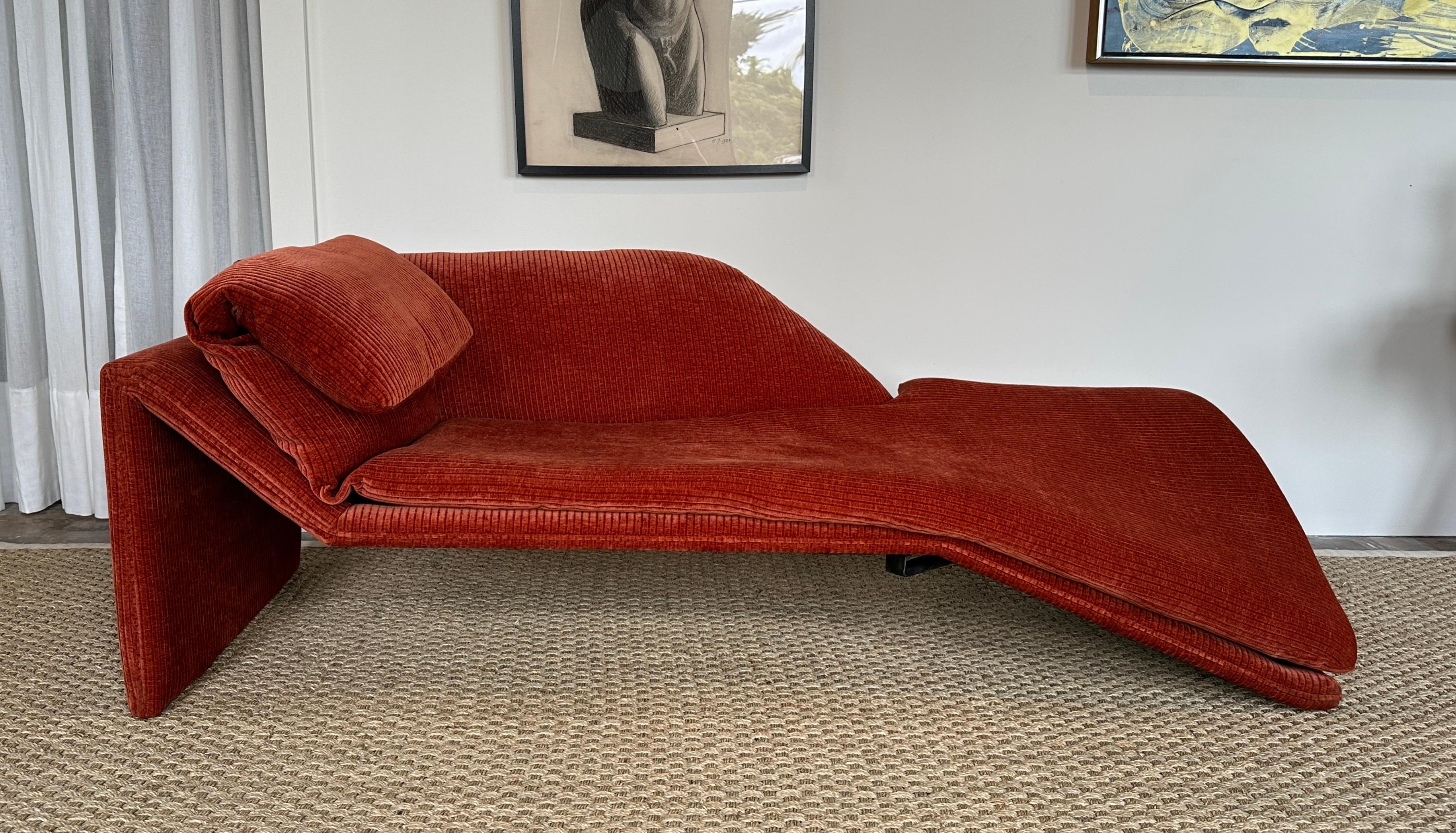 Postmoderno Chaise scultorea assimetrica di Preview in tessuto color ruggine in vendita