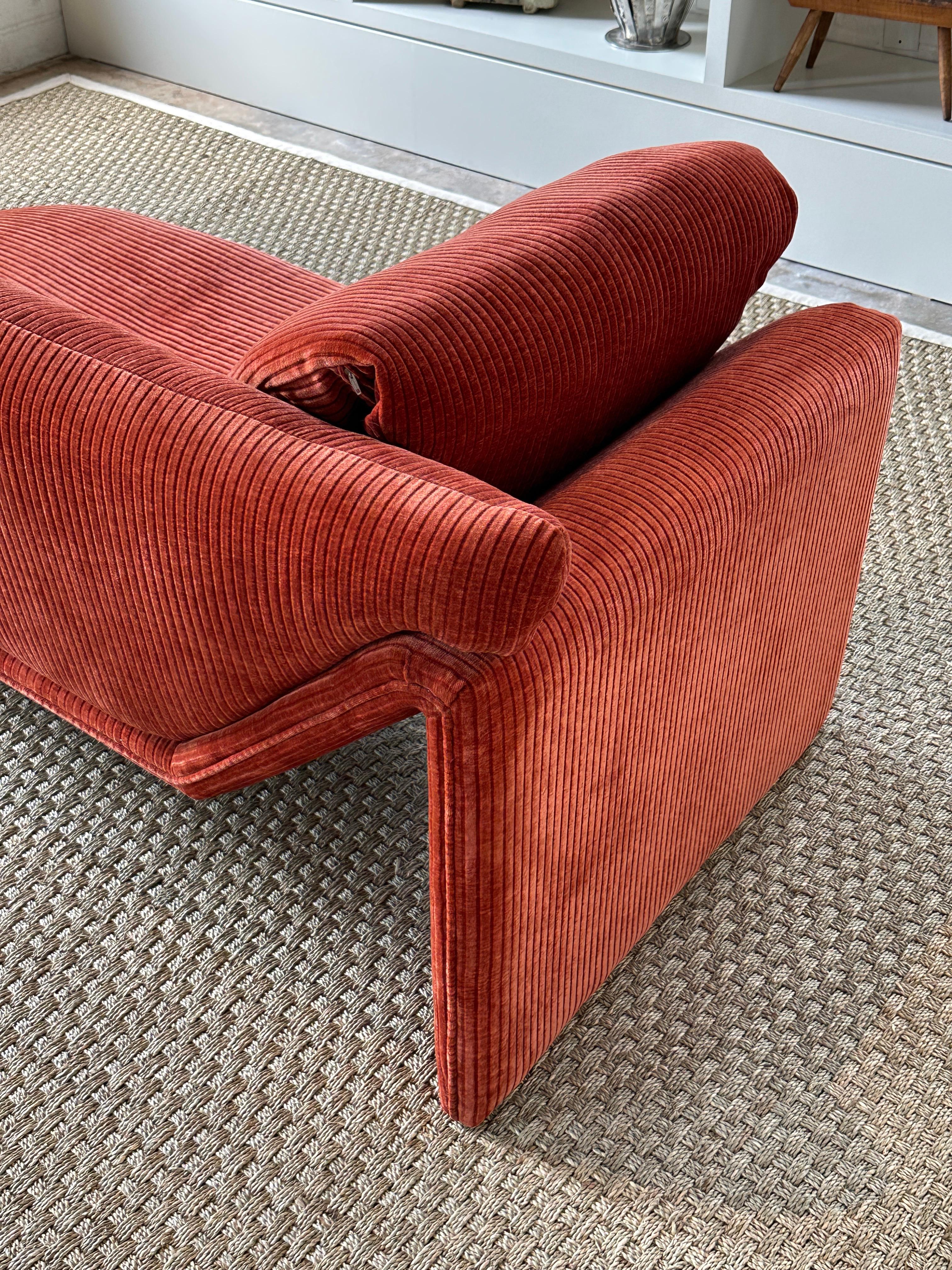 Americano Chaise scultorea assimetrica di Preview in tessuto color ruggine in vendita