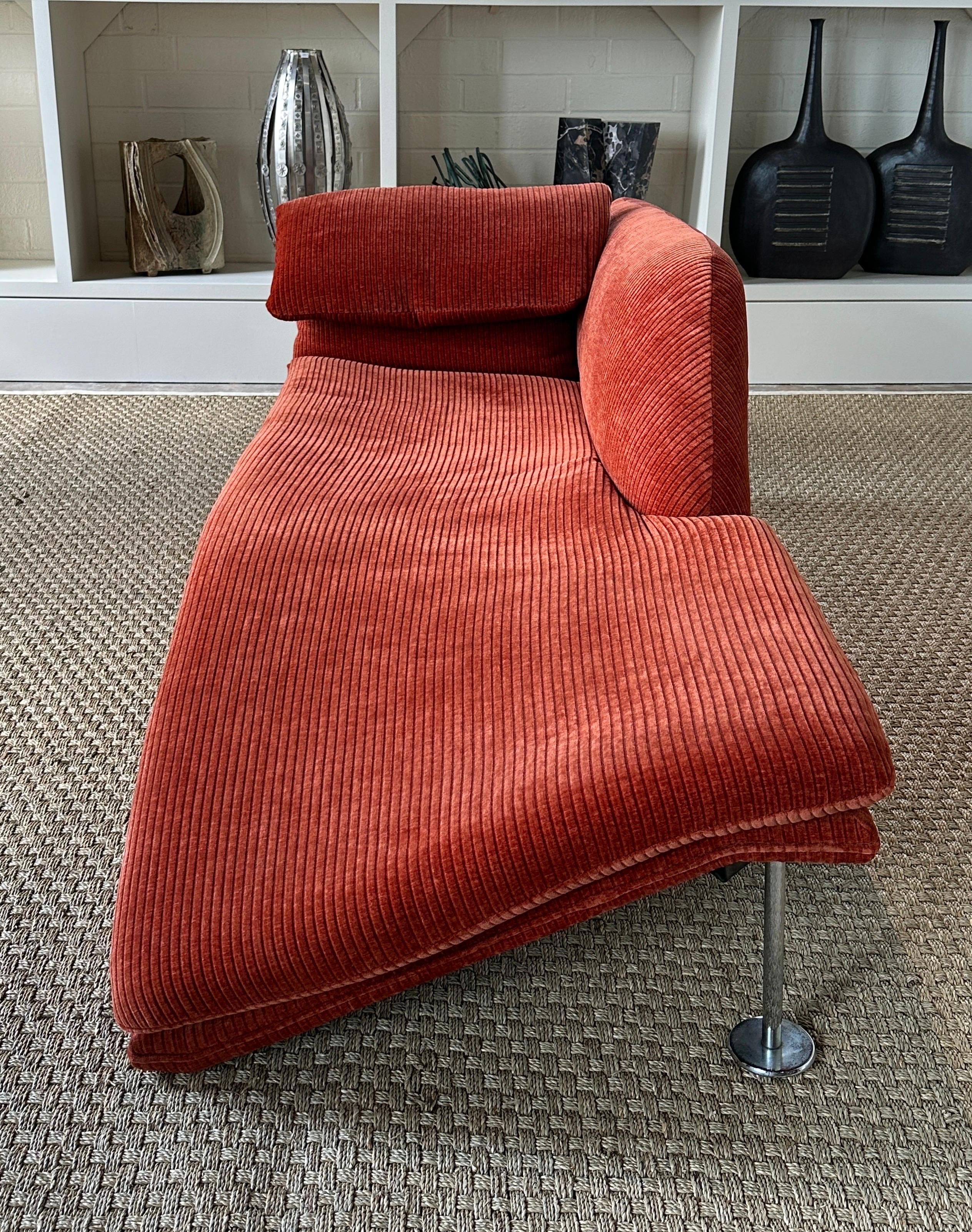 Chaise scultorea assimetrica di Preview in tessuto color ruggine In condizioni buone in vendita a Greensboro, NC