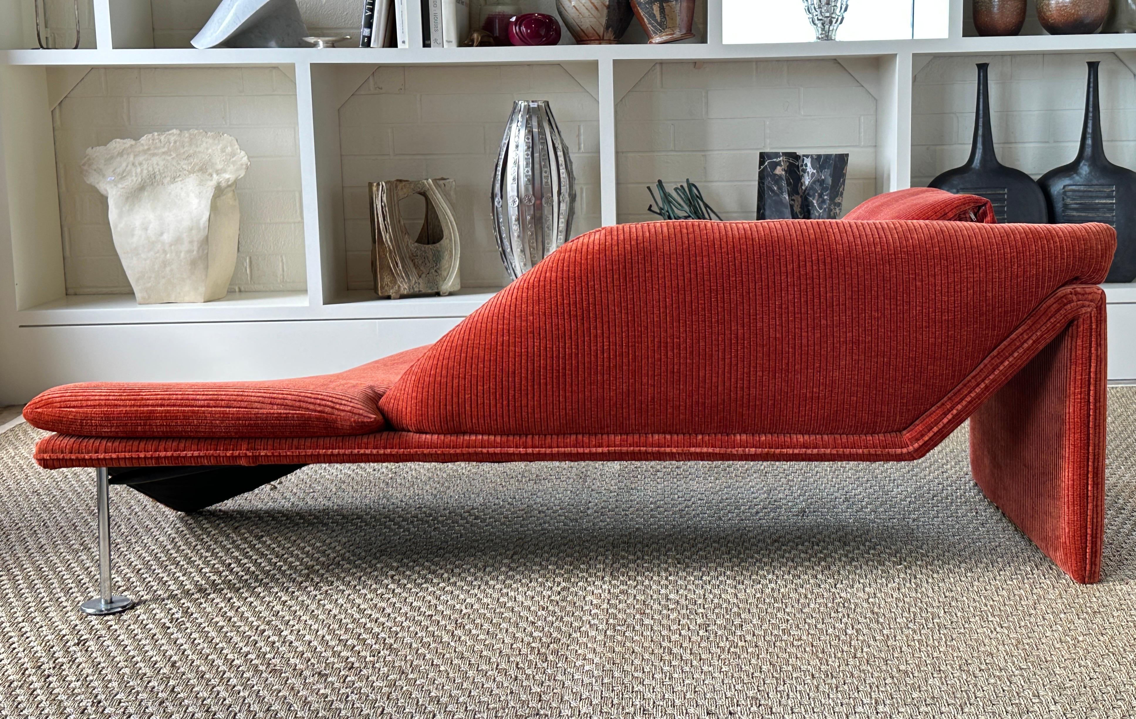 Metallo Chaise scultorea assimetrica di Preview in tessuto color ruggine in vendita