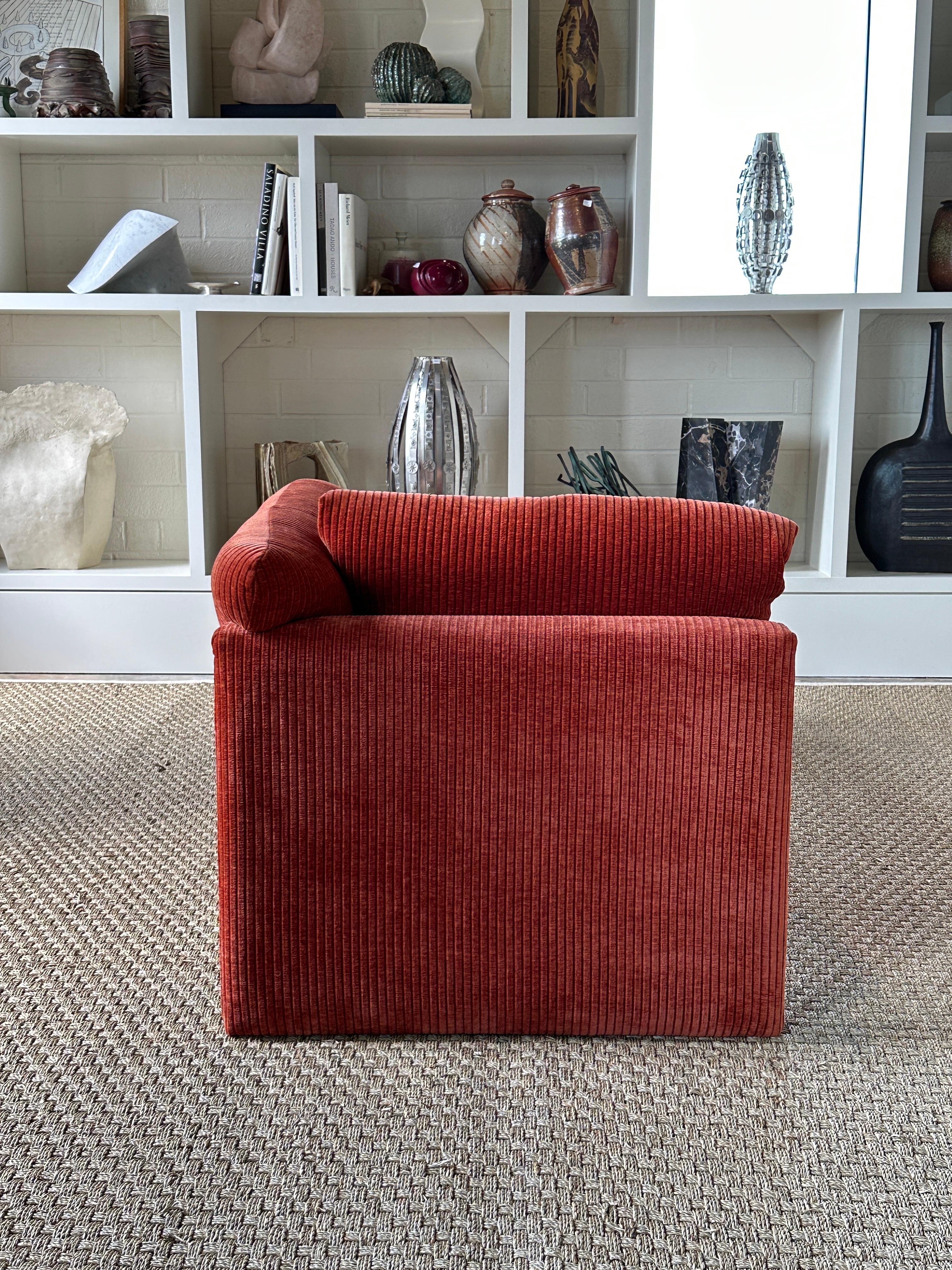 Chaise scultorea assimetrica di Preview in tessuto color ruggine in vendita 1