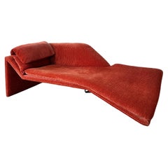 Chaise scultorea assimetrica di Preview in tessuto color ruggine