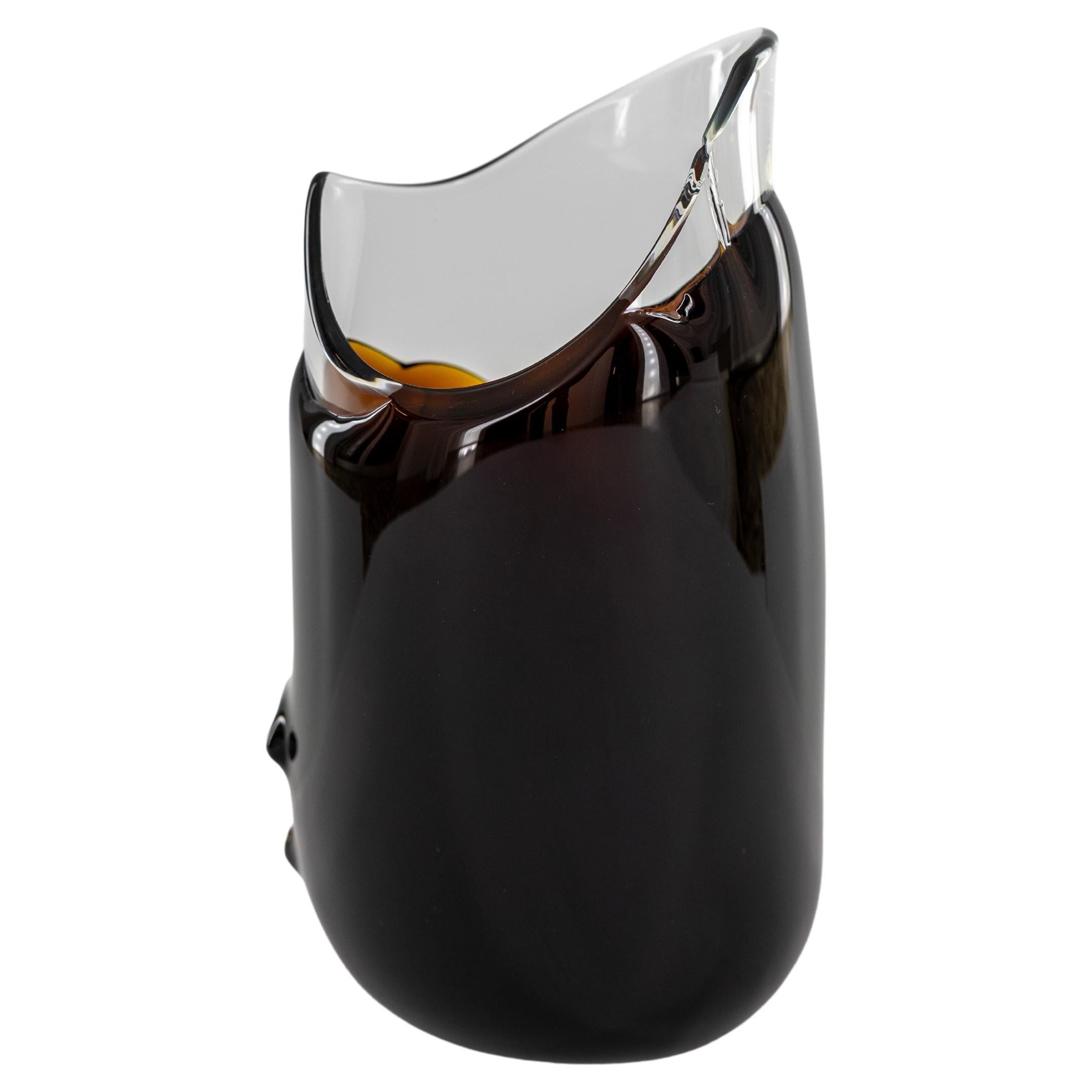 Sculptural Vase asymétrique en verre de Murano noir et ambre par Giovanni Dalla Fina en vente