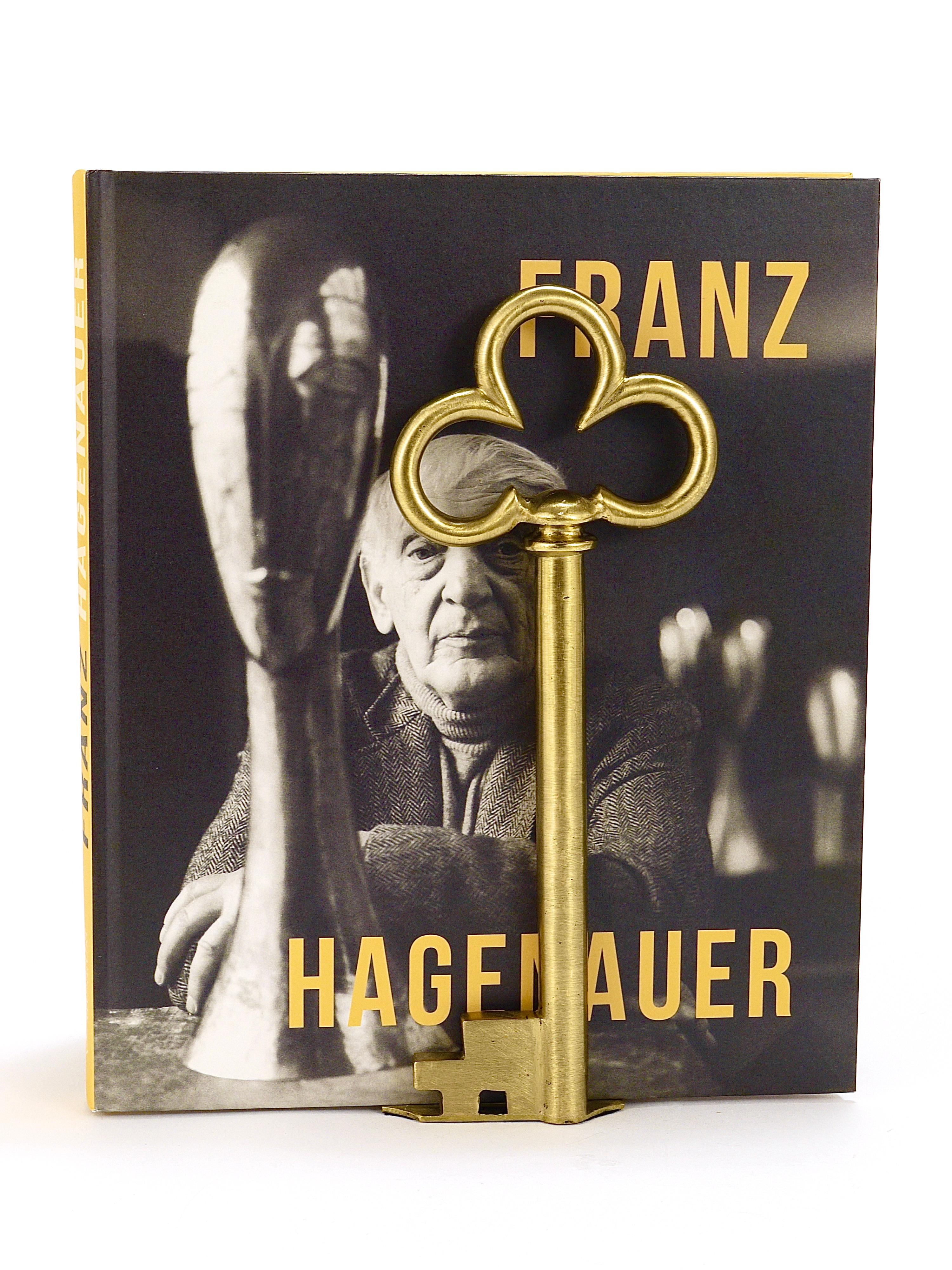 Ein Paar große, komplett handgefertigte, skulpturale, modernistische Buchstützen in Form von alten Schlüsseln. Unikate, in den 1950er Jahren in Österreich aus massivem Messing handgefertigt.  