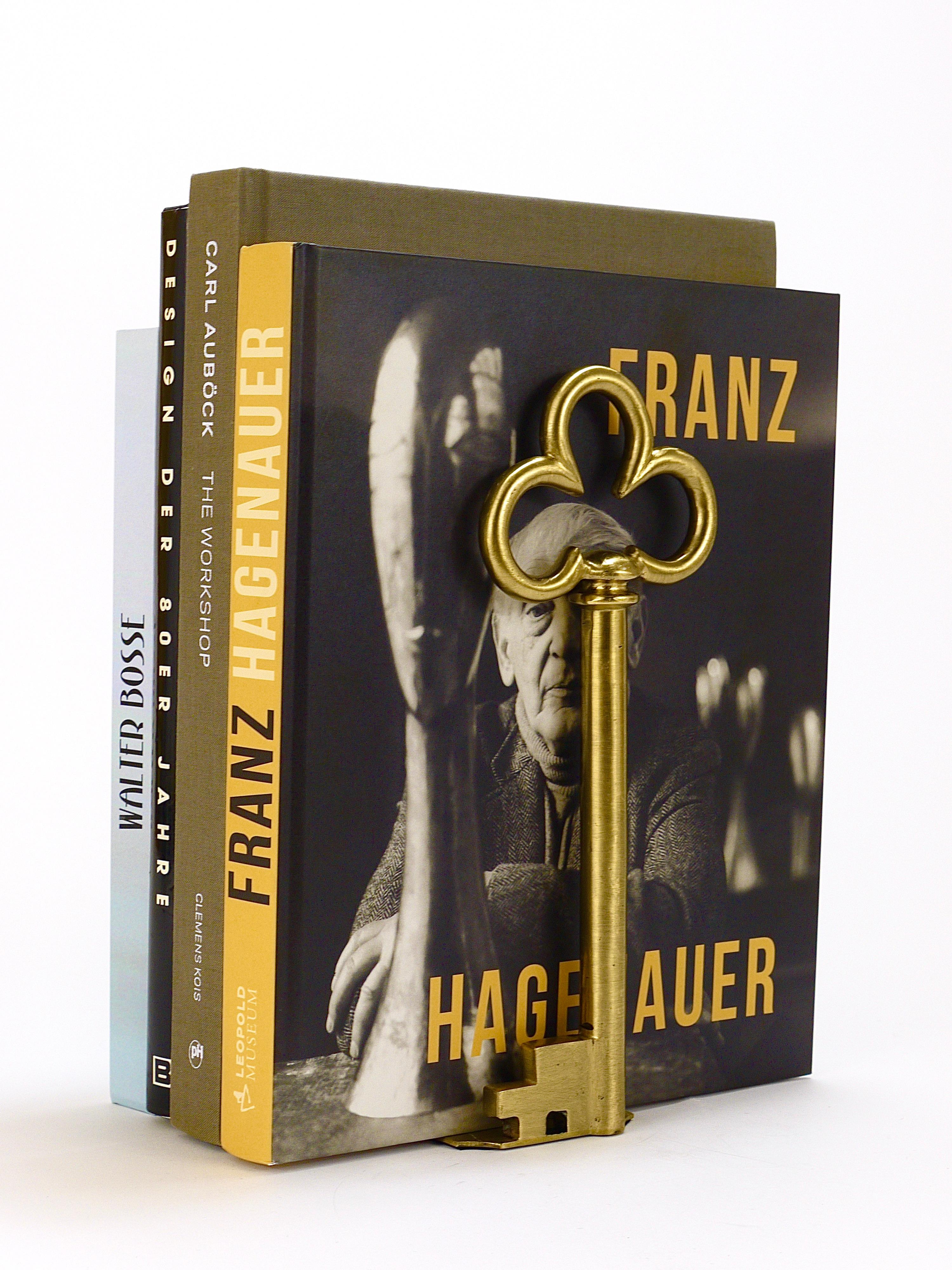 Skulpturale österreichische Messing-Schlüssel-Bücherständer aus der Mitte des Jahrhunderts aus den 1950er Jahren im Angebot 2