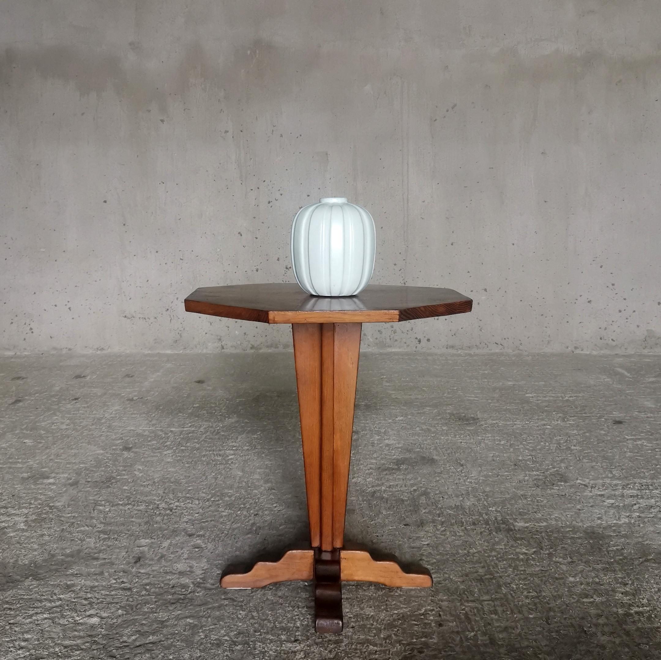 Skulpturale Axel Einar Hjorth Weise Kiefer Beistelltisch, Schwedisch Tischler 1930er Jahre
Ein feiner Beistelltisch aus schwedischer Kiefer aus den 1930er Jahren mit vielen eleganten Details: die achteckige Tischplatte mit den leicht angewinkelten