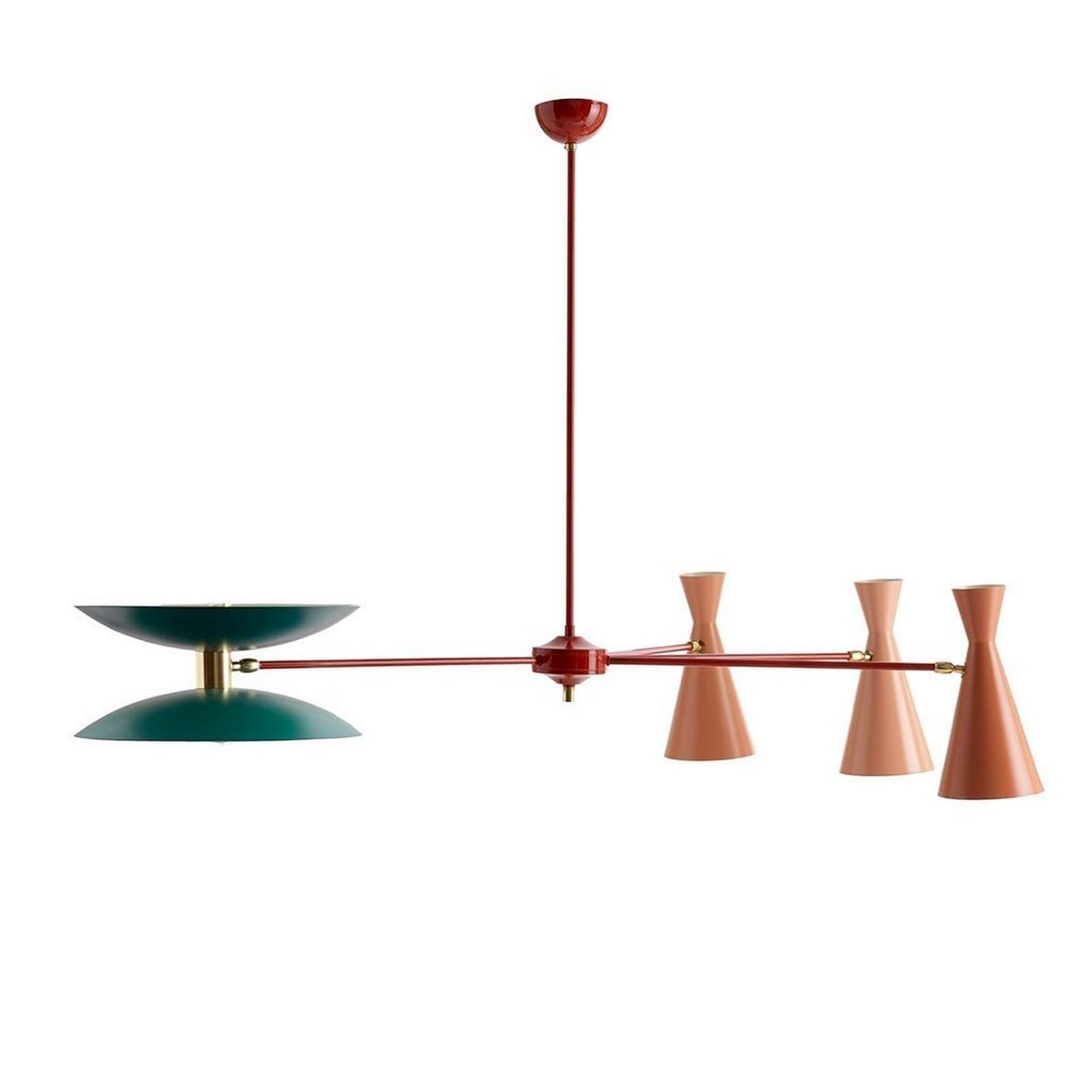 Uno studio sull'equilibrio e l'audacia, questo lampadario scultoreo riprende la geometria espressiva dei maestri italiani della metà del secolo, offrendo al contempo una tela contemporanea da personalizzare.
Tre bracci si estendono da una spina